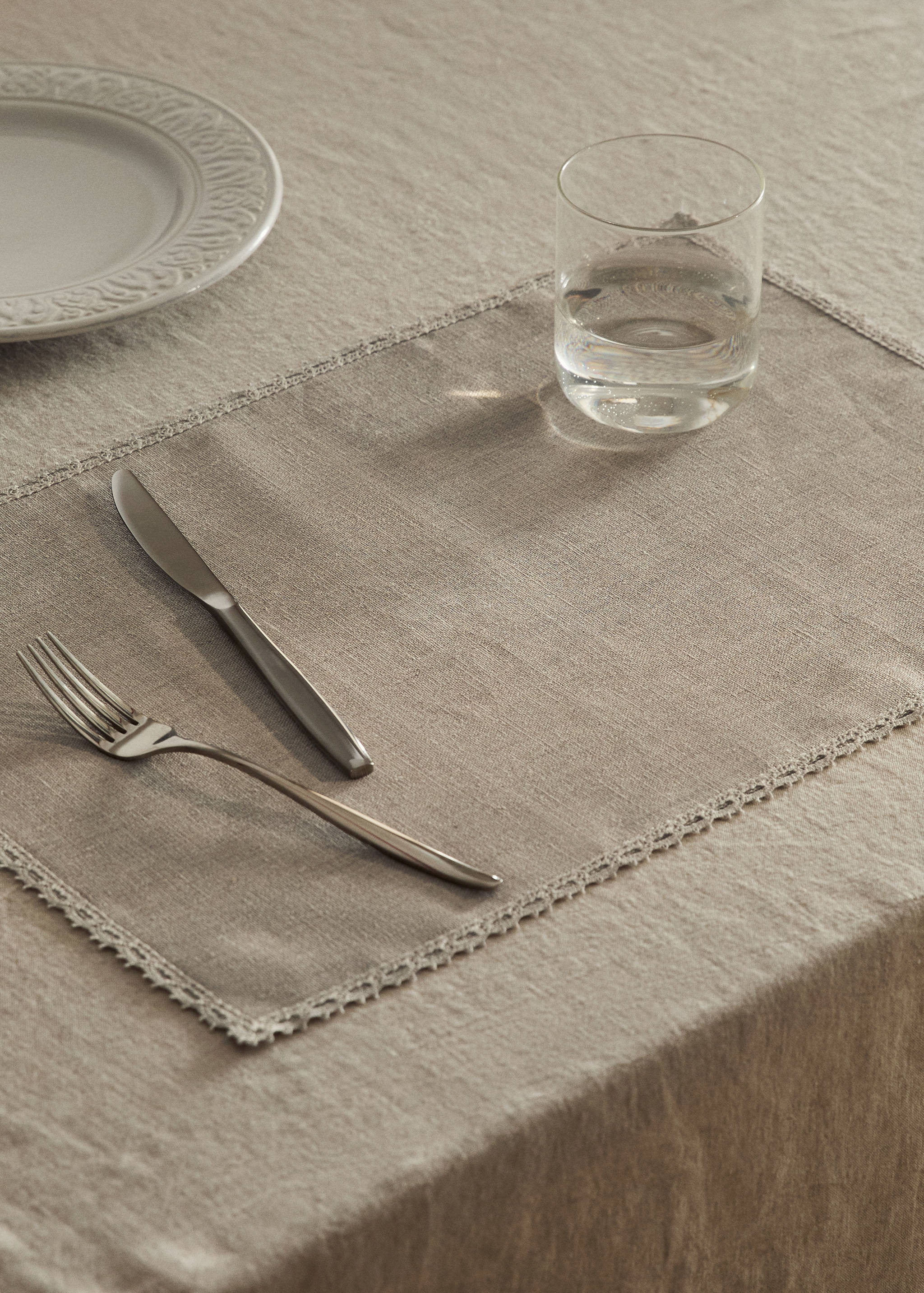 Linen placemat with lace edging - General plane