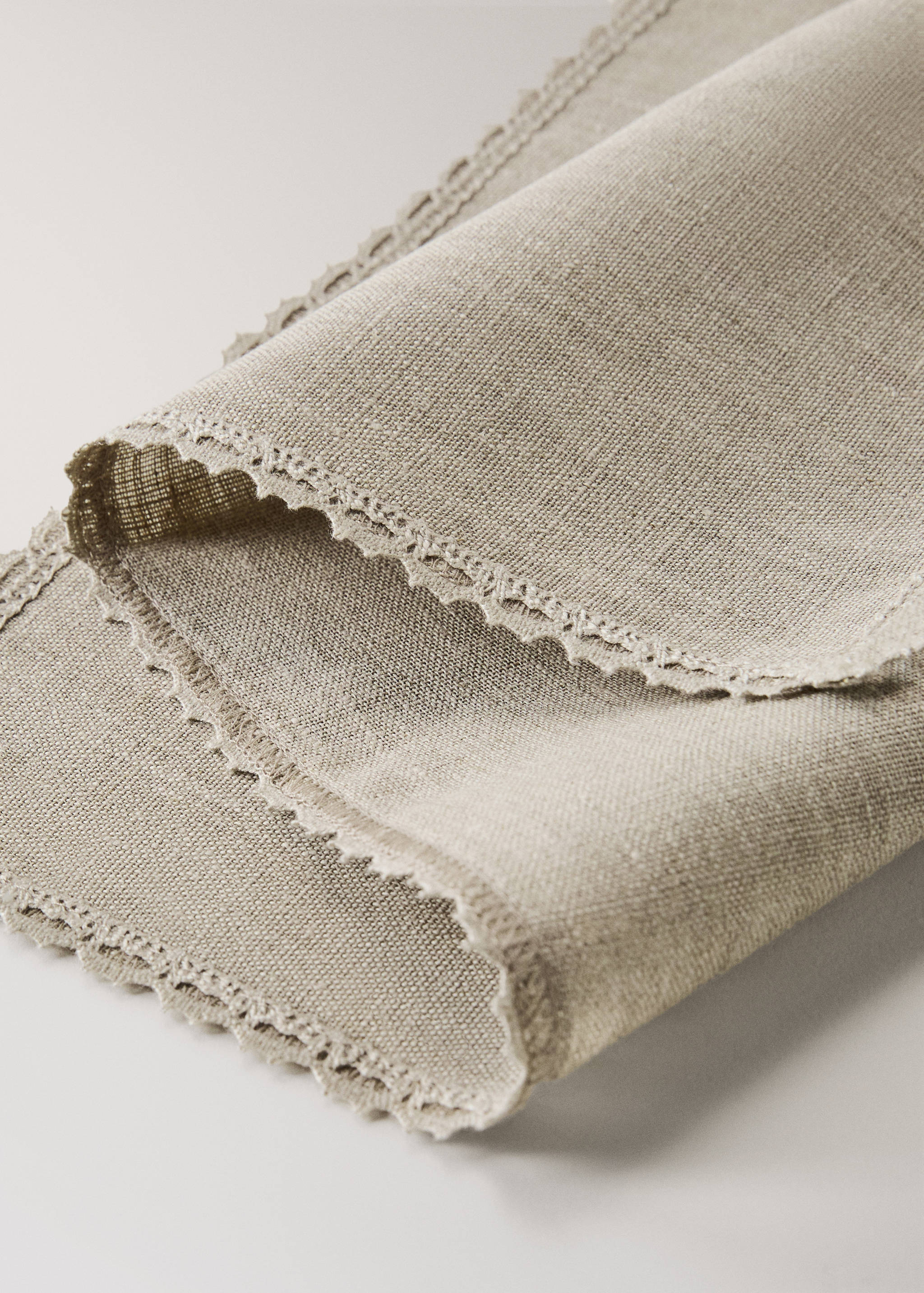 Linen placemat with lace edging - Details of the article 1