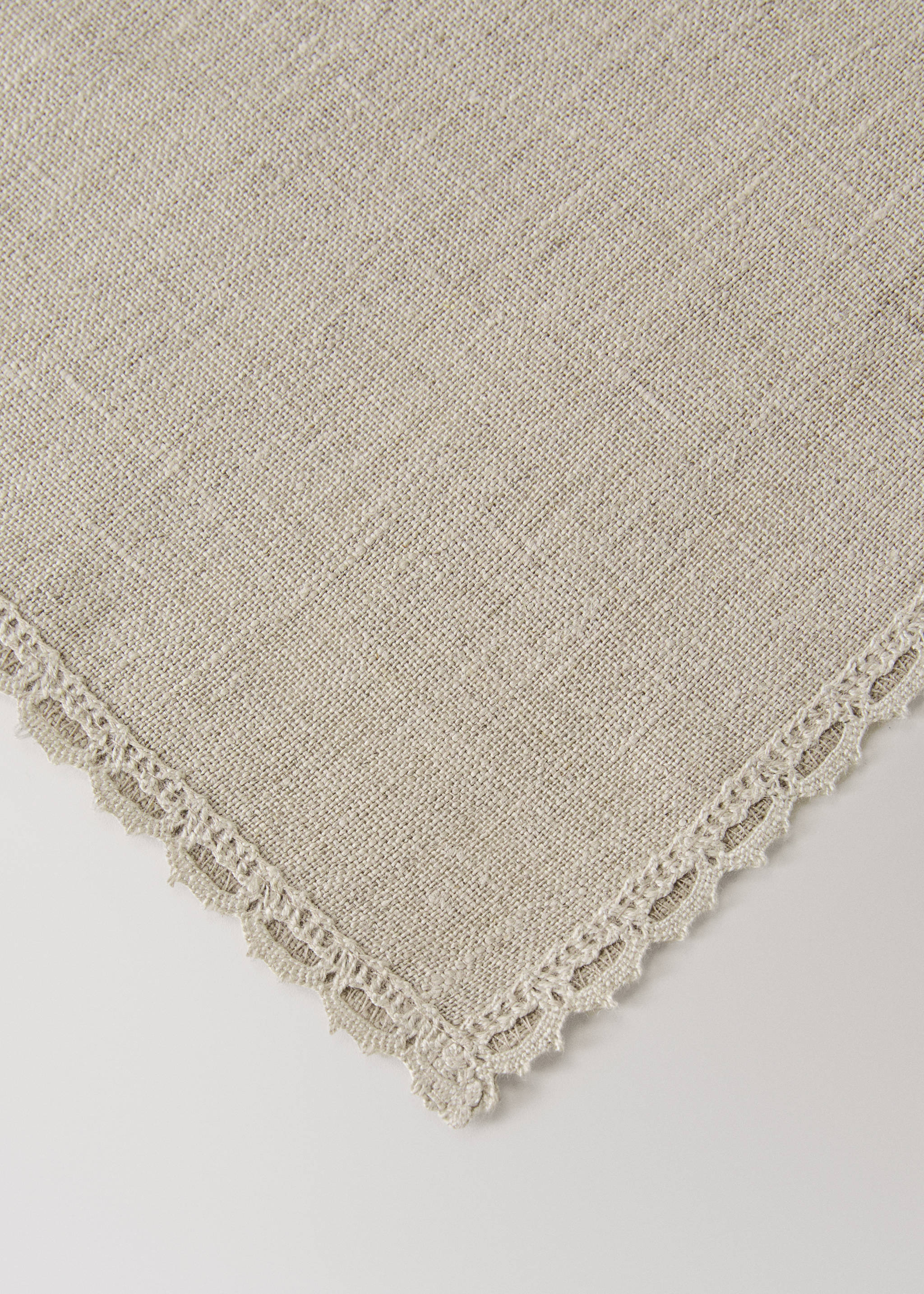 Linen placemat with lace edging - Details of the article 2
