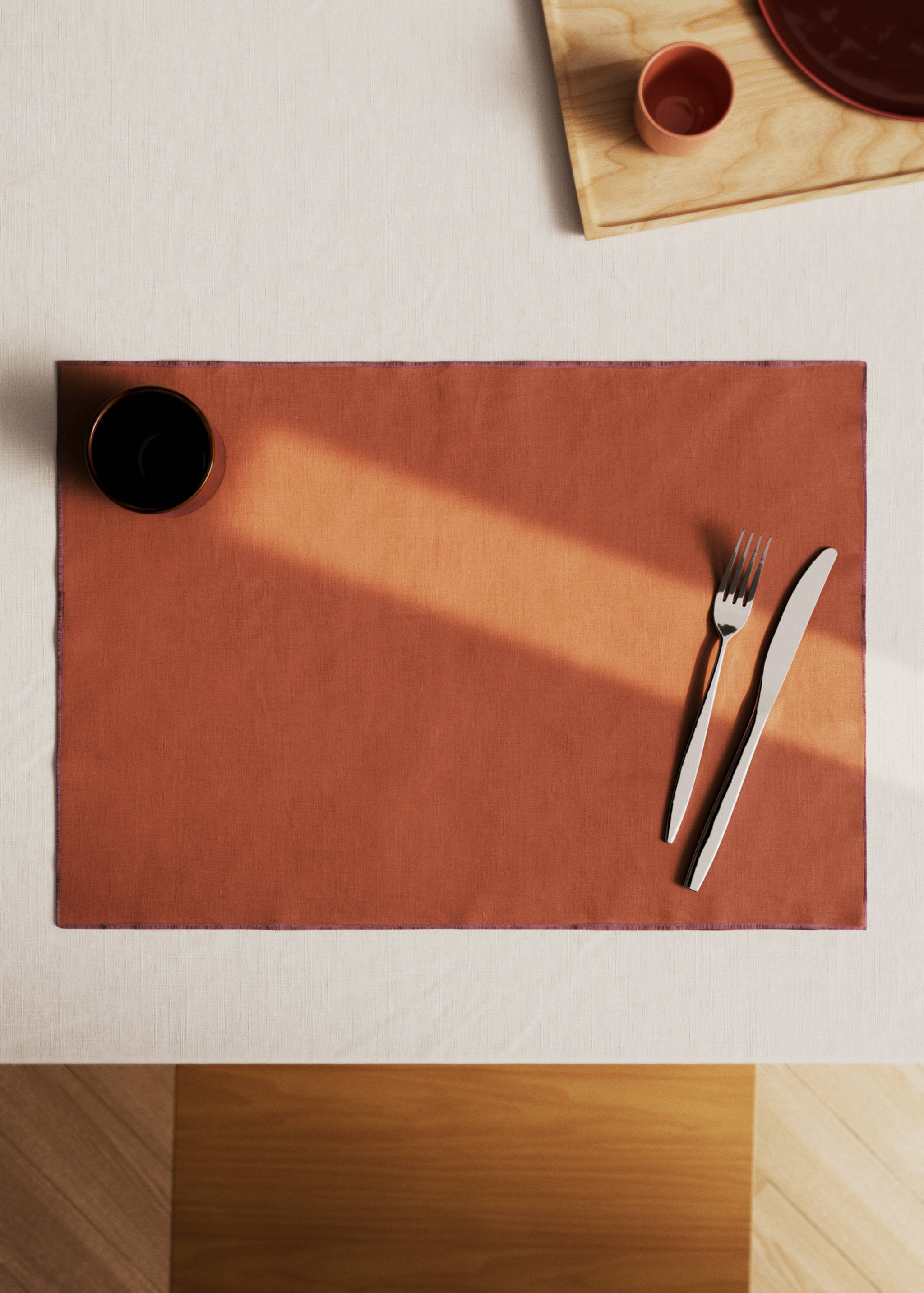 100% resin-coated linen placemat with contrasting overlock stitching - General plane