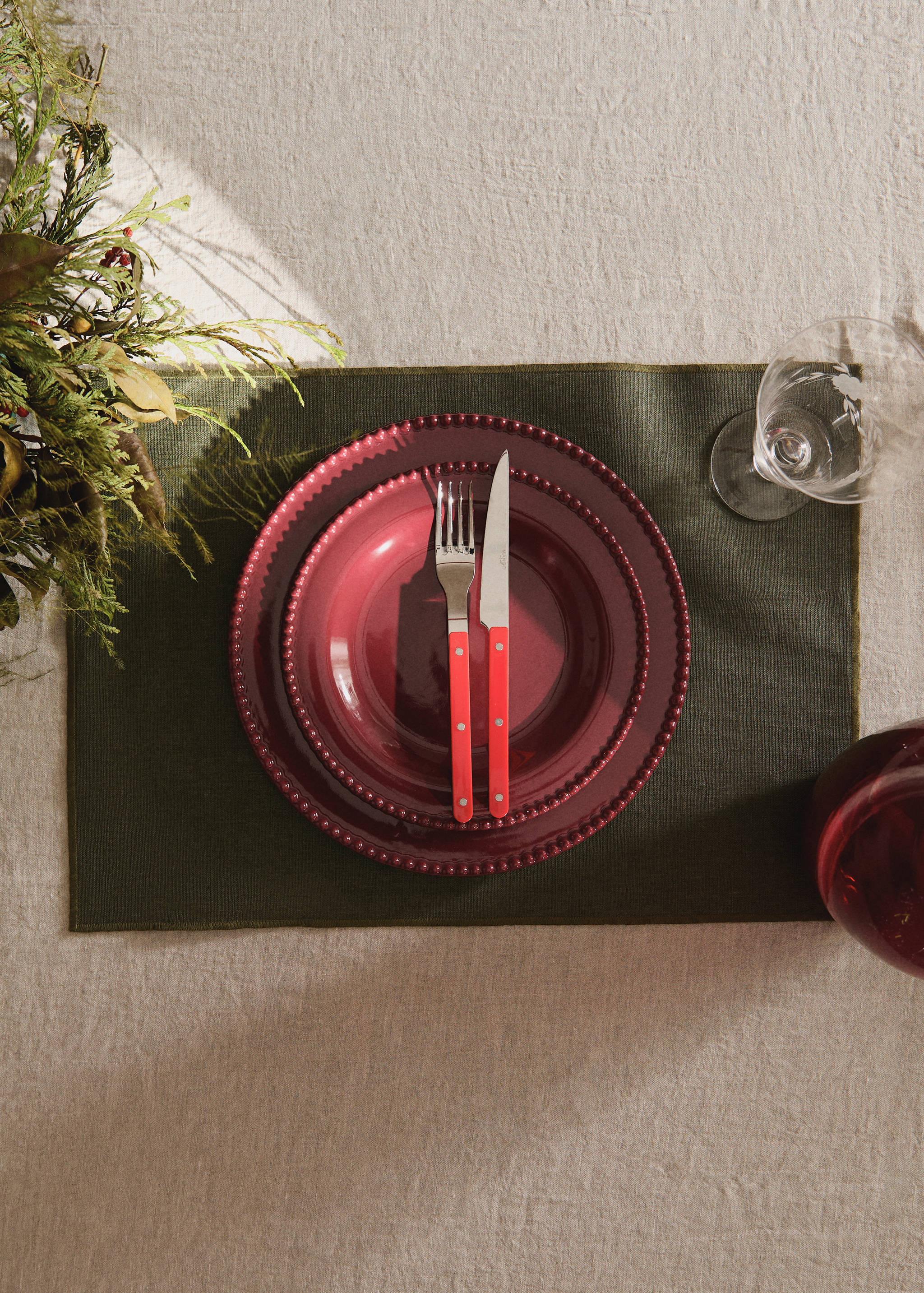 100% resin-coated linen placemat with contrasting overlock stitching - General plane