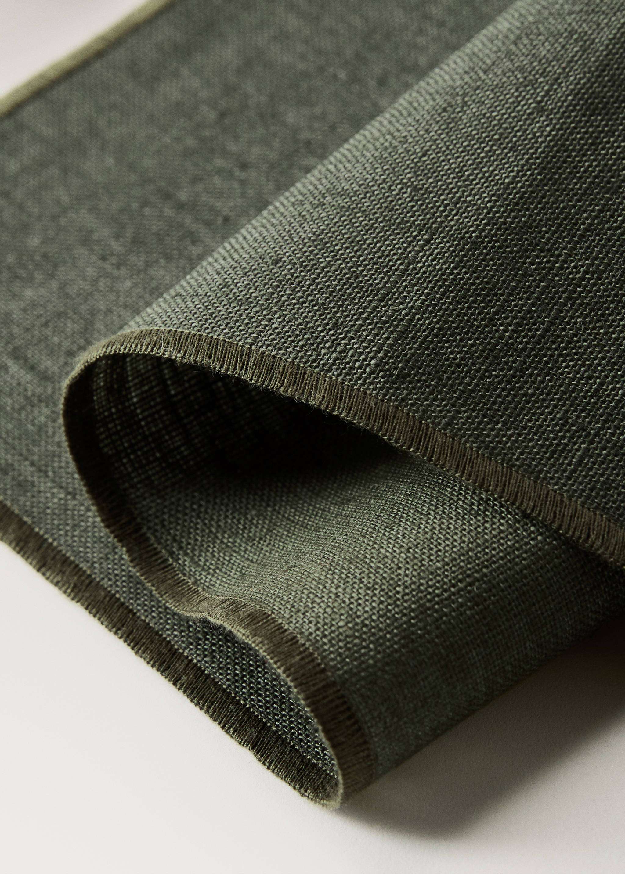 100% resin-coated linen placemat with contrasting overlock stitching - Details of the article 1