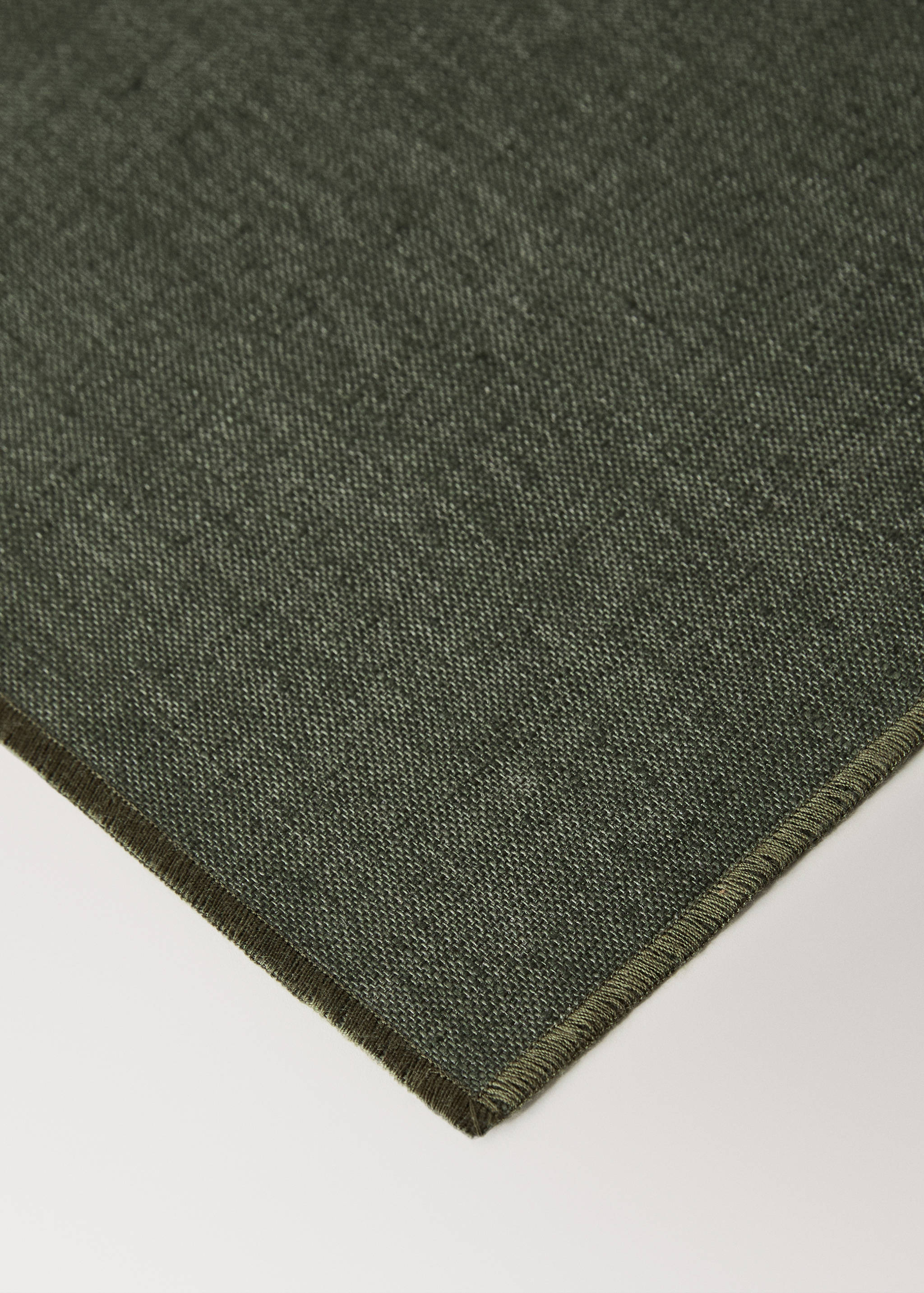 100% resin-coated linen placemat with contrasting overlock stitching - Details of the article 2