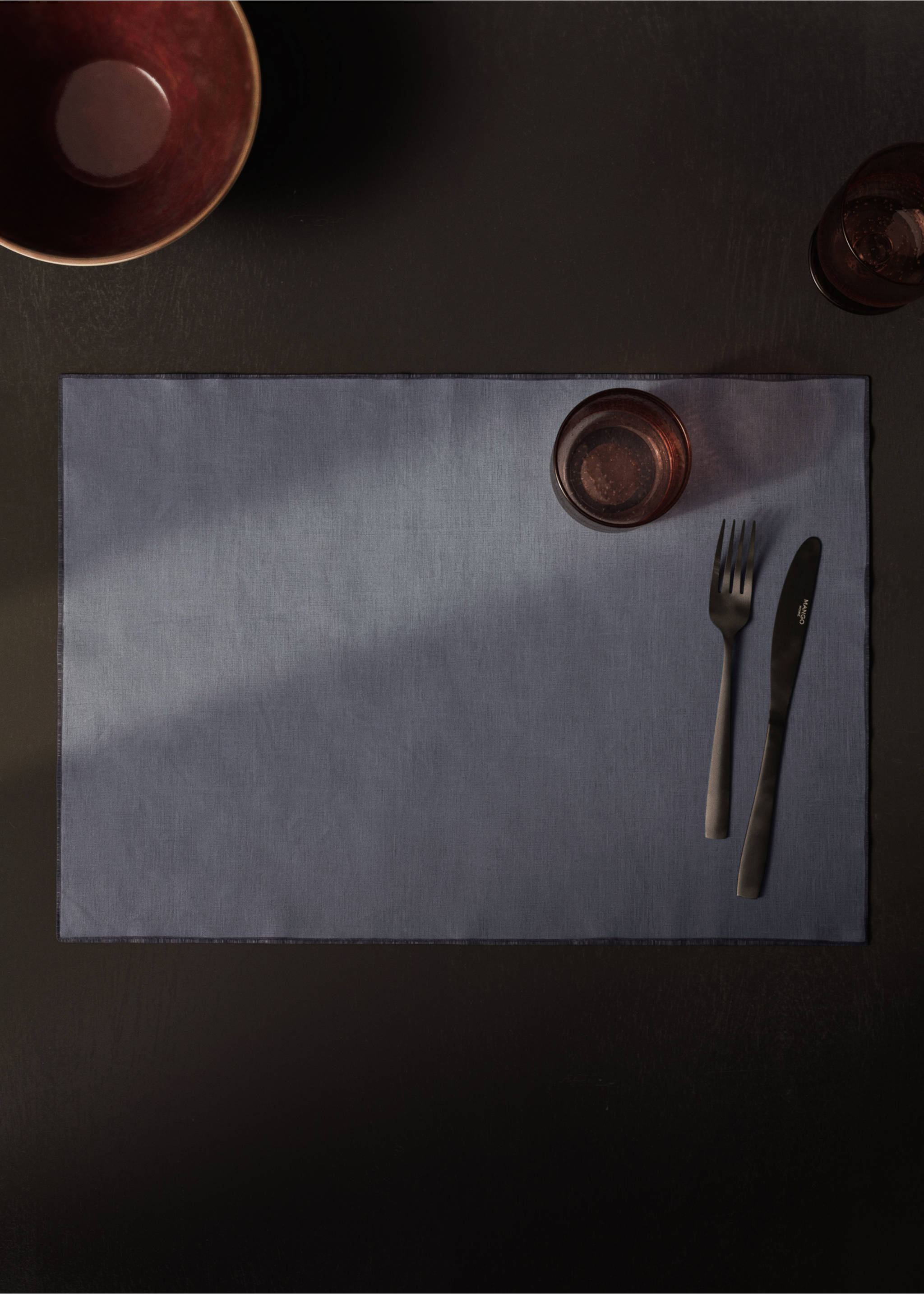 Prostírání 100% len potažený pryskyřicí s kontrastním overlockem - Celkový náhled, Modrý inkoust. Ref: 17024133-00.