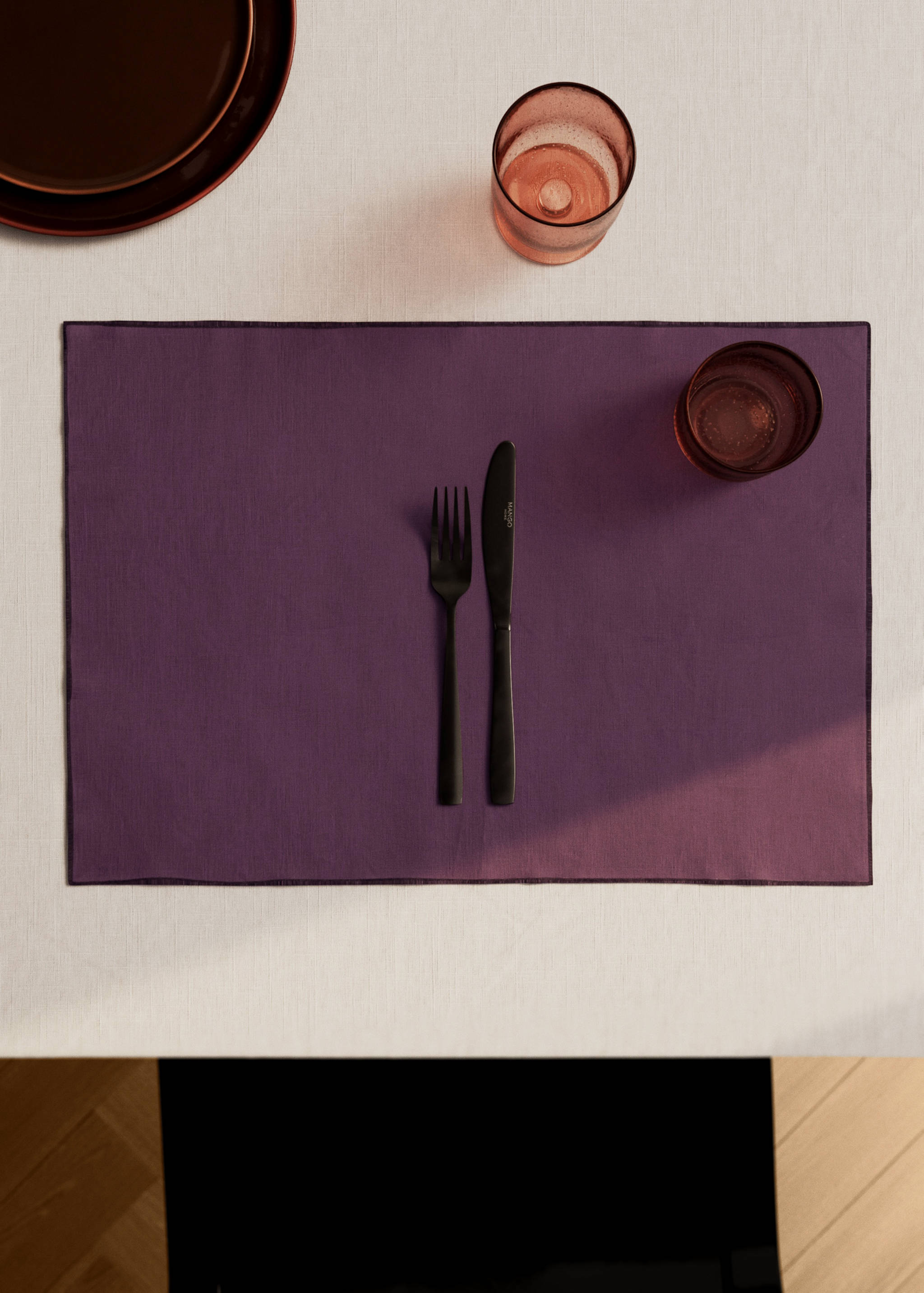 100% resin-coated linen placemat with contrasting overlock stitching - General plane