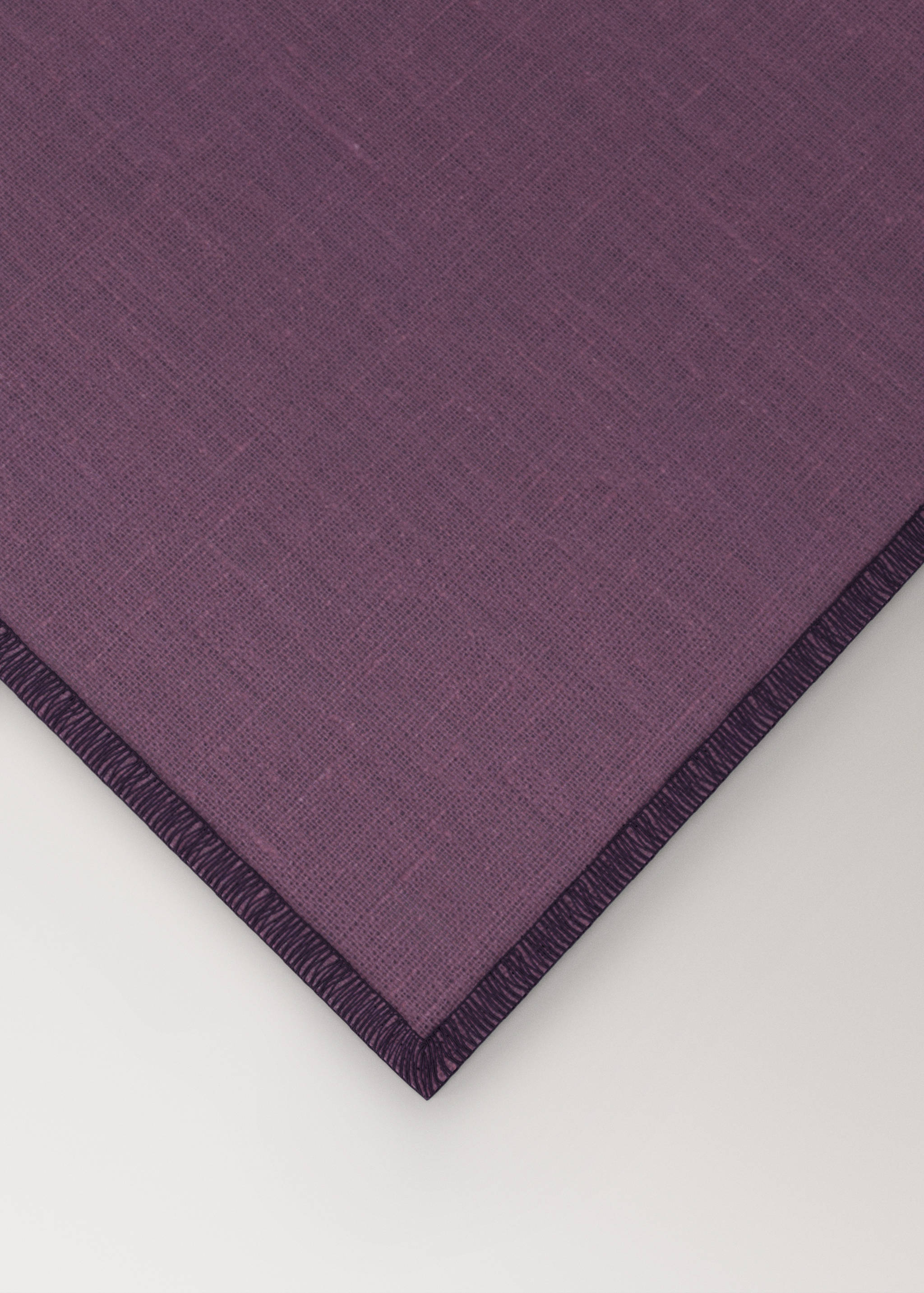100% resin-coated linen placemat with contrasting overlock stitching - Details of the article 1