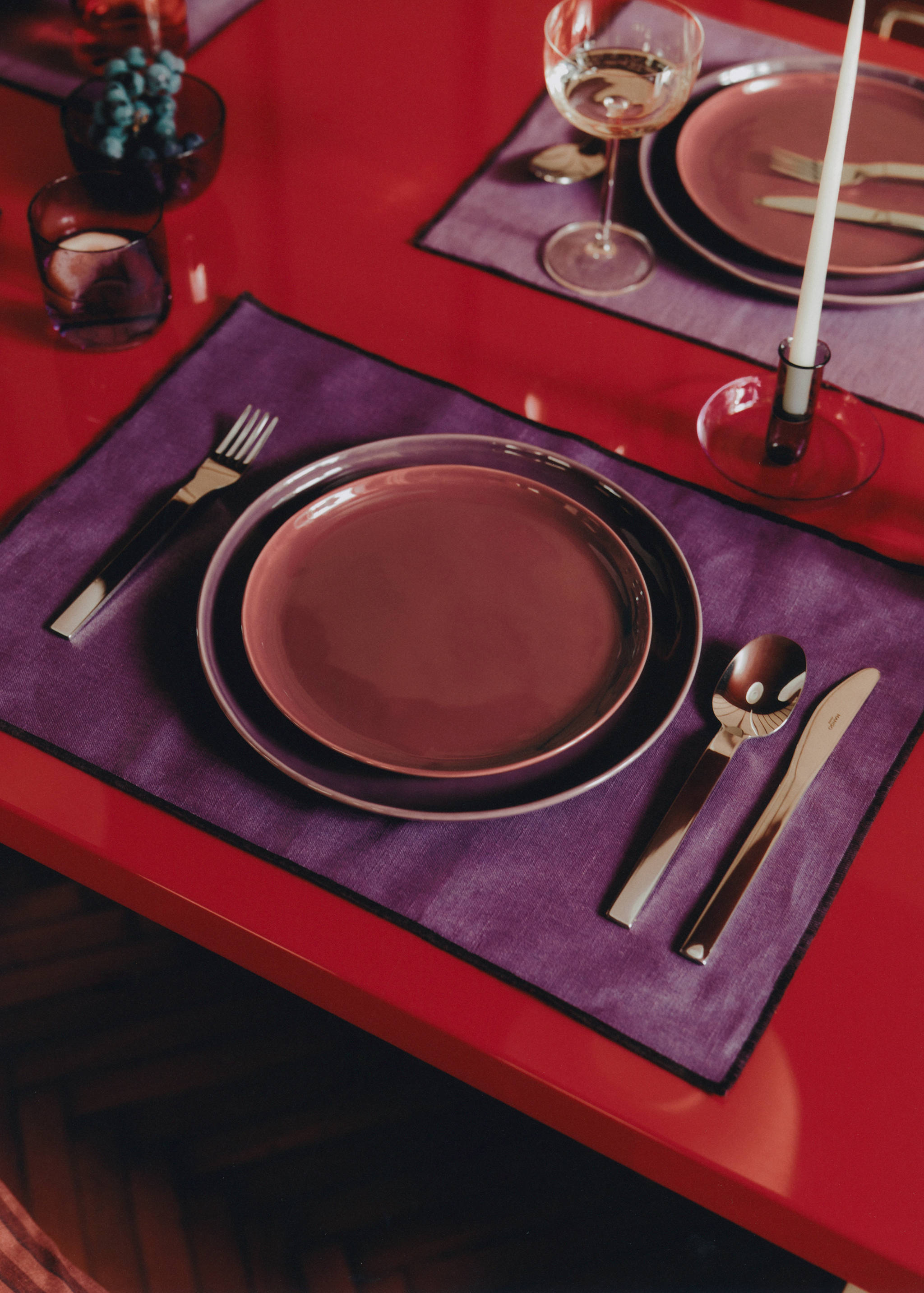 100% resin-coated linen placemat with contrasting overlock stitching - Details of the article 6