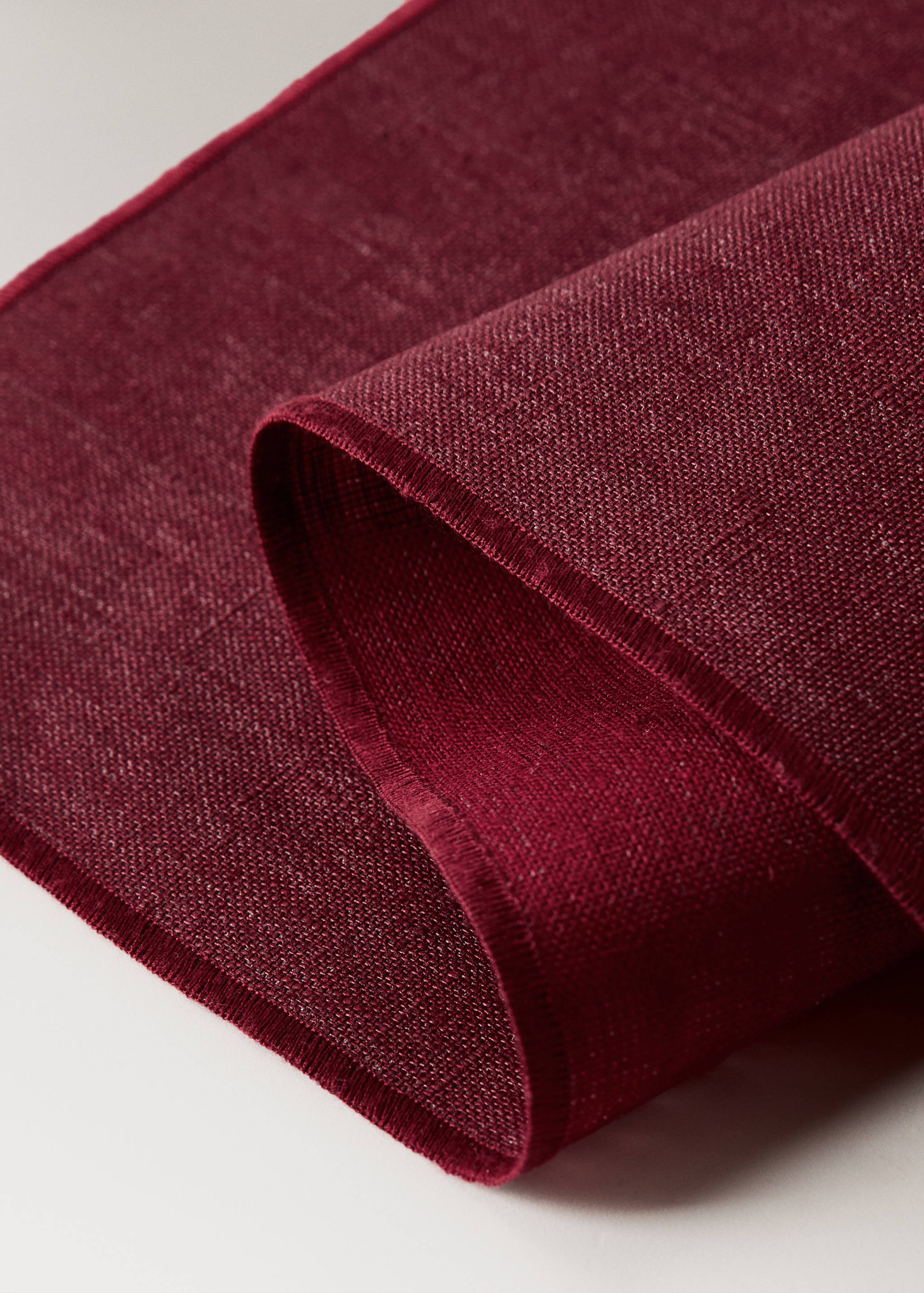 100% resin-coated linen placemat with contrasting overlock stitching - Details of the article 1