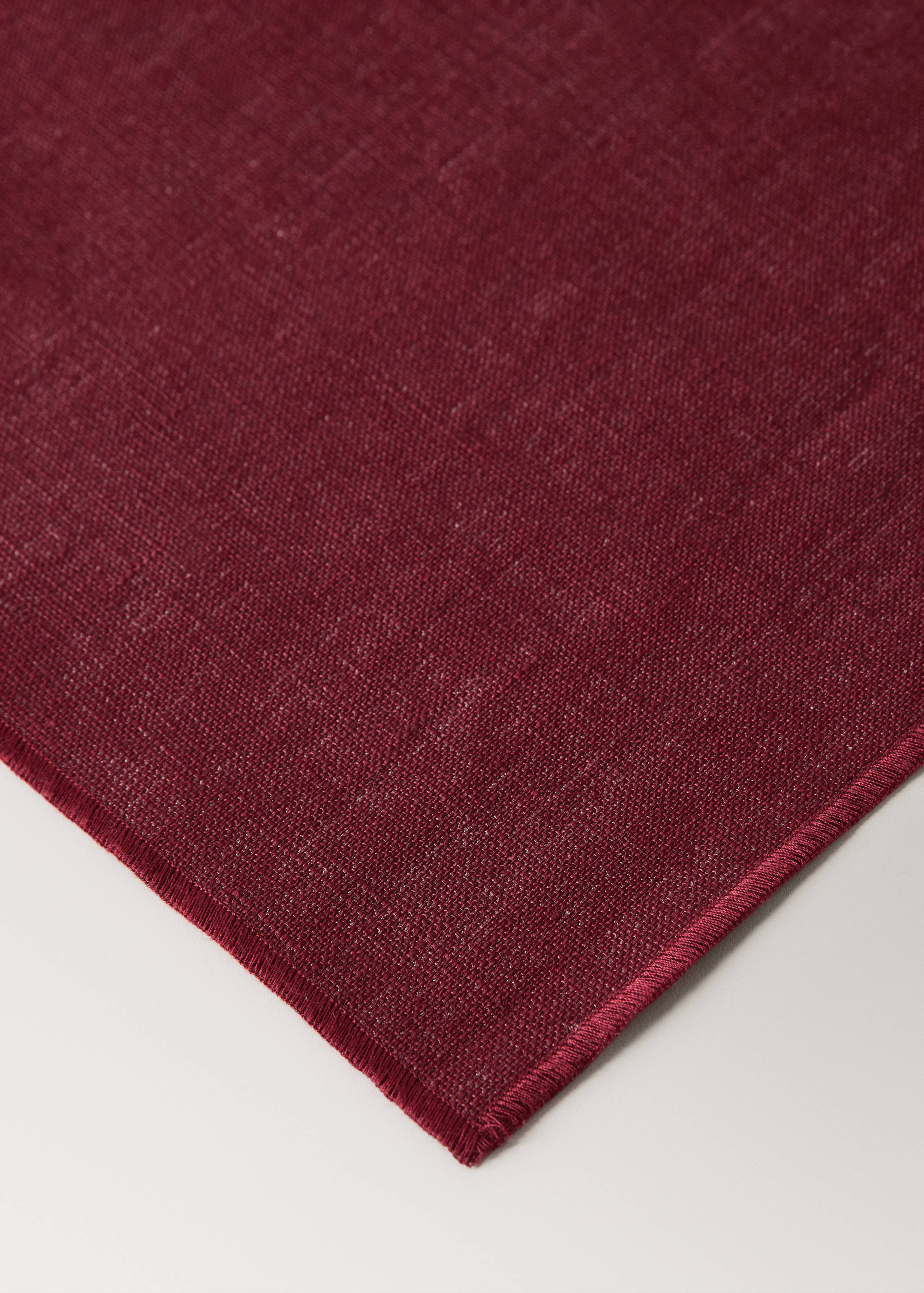 100% resin-coated linen placemat with contrasting overlock stitching - Details of the article 2