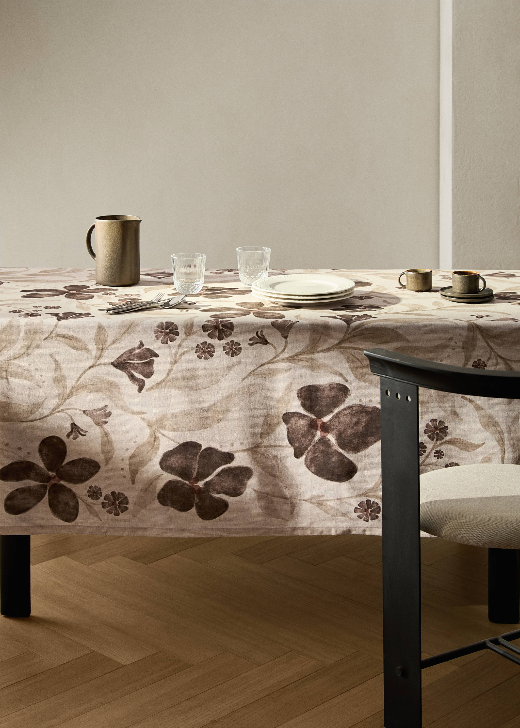 Linen floral-print tablecloth for 8 to 10 diners - General plane