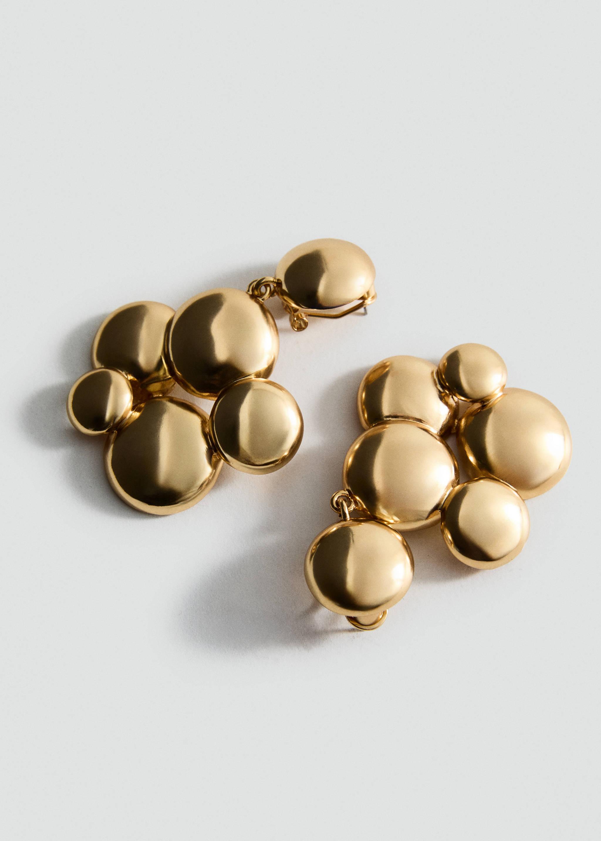 Boucles d'oreilles pendantes rondes - Plan moyen