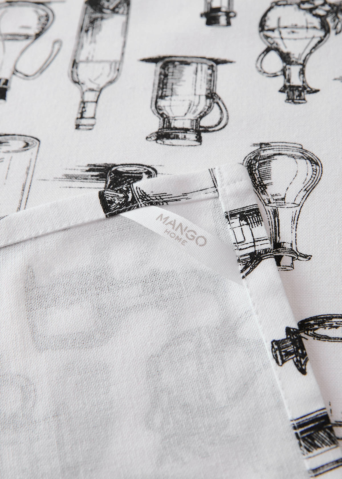 Cotton kitchen towels with bottle design — White