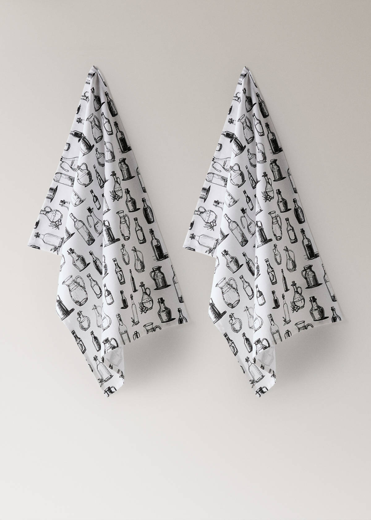 Cotton kitchen towels with bottle design — White