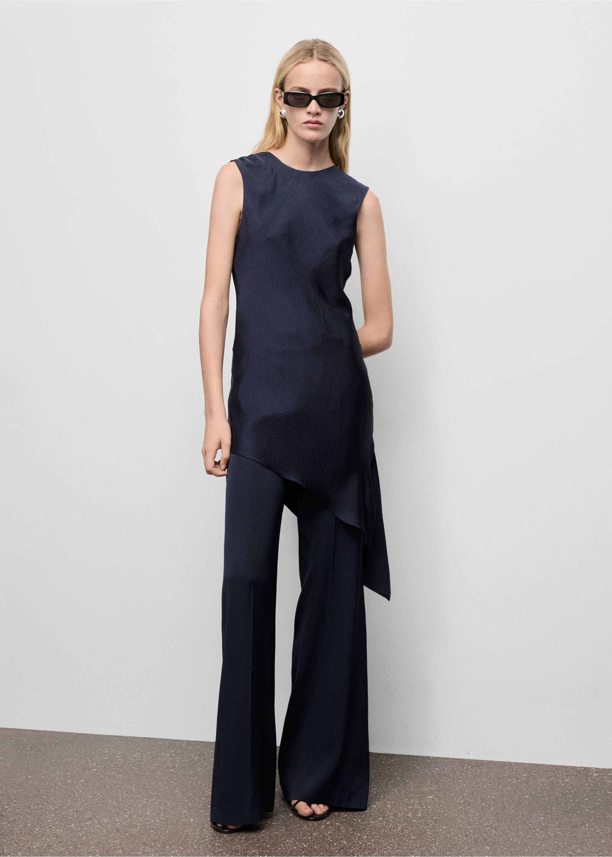 Асимметричный топ с атласным блеском - Общий план, Глубокий темно-синий. Ref: 17024148-00.