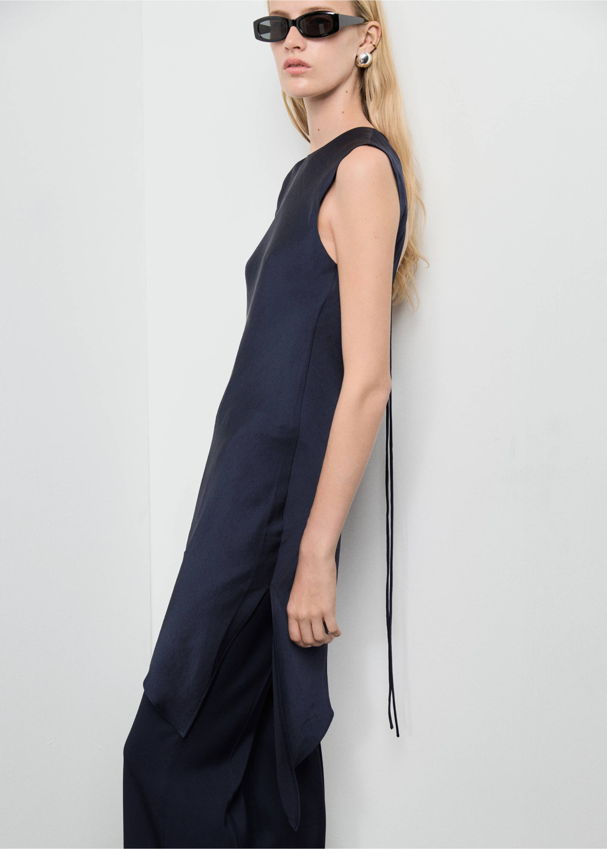 Асимметричный топ с атласным блеском - Средний план, Глубокий темно-синий. Ref: 17024148-00.