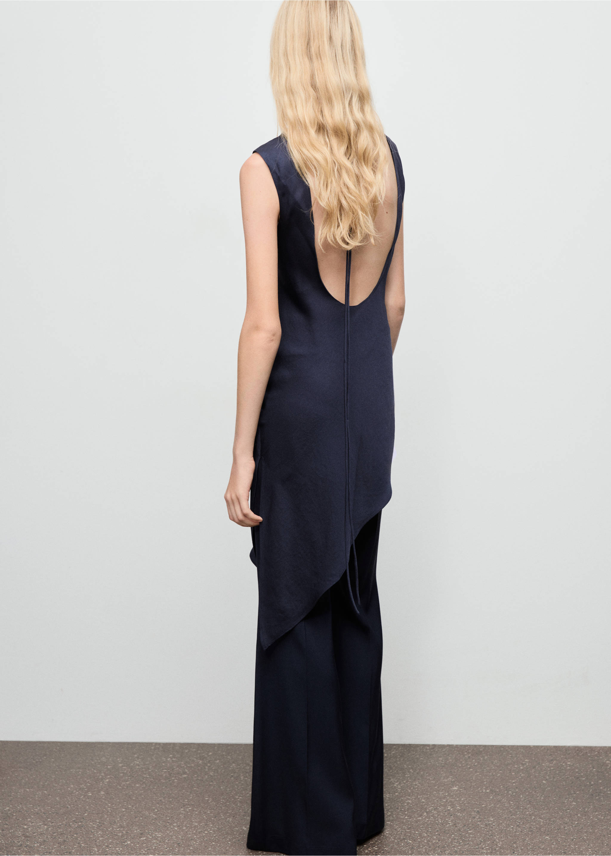 Асимметричный топ с атласным блеском - Обратная сторона изделия, Глубокий темно-синий. Ref: 17024148-00.