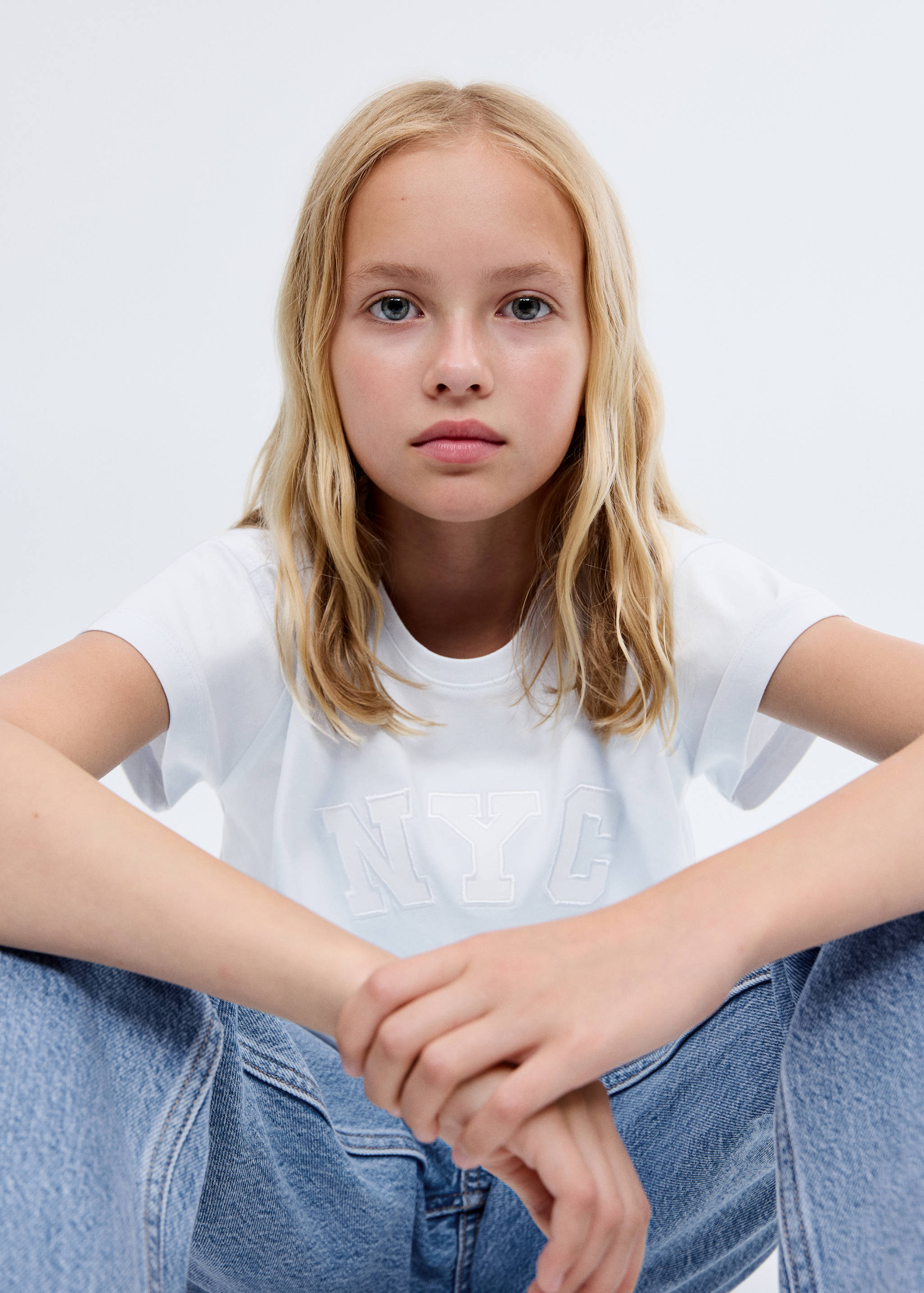 Kurzarm-T-Shirt mit Stickerei - Mittlere Ansicht