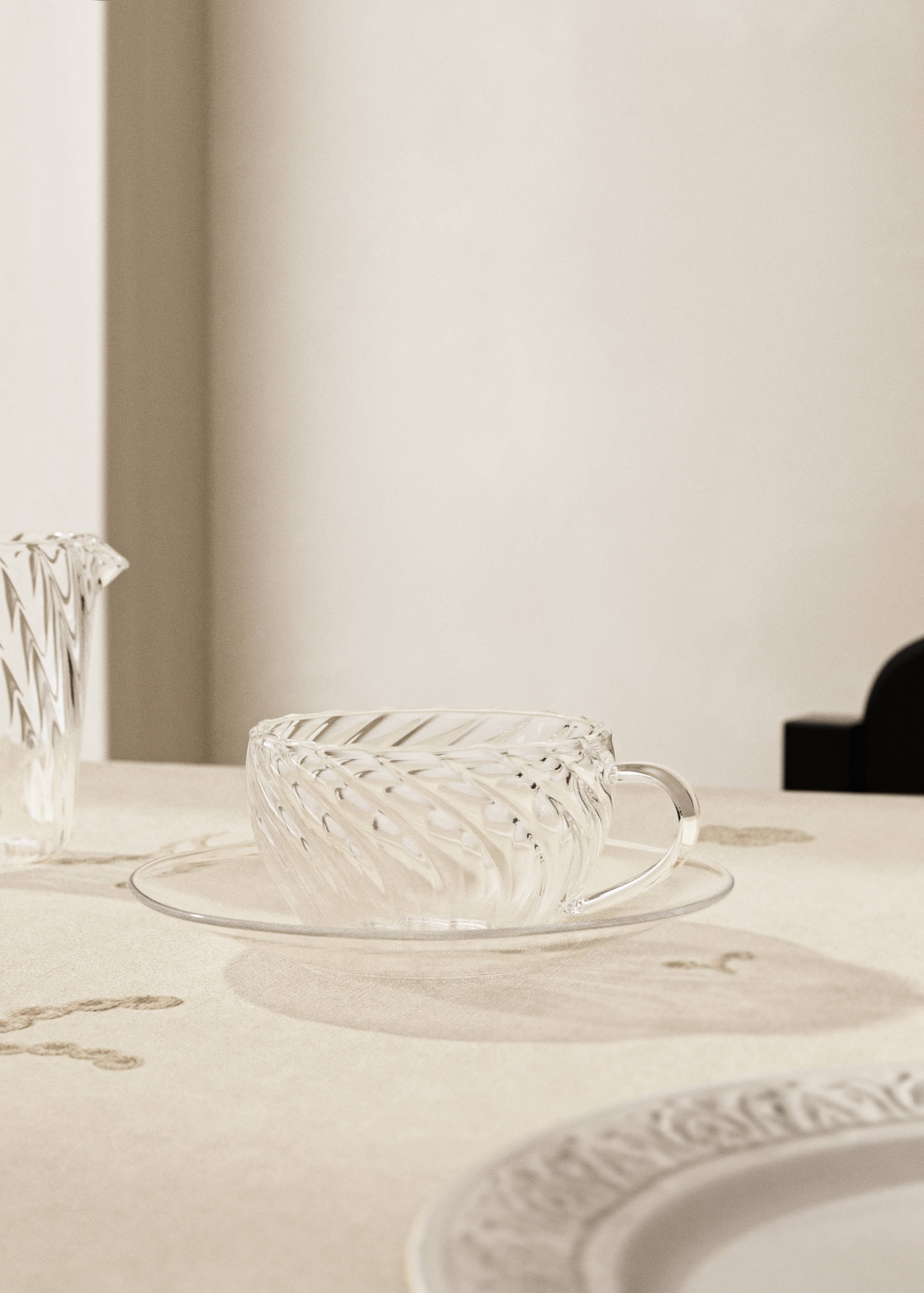 Borosilicate cappuccino cup and saucer with embossed pattern - General plane