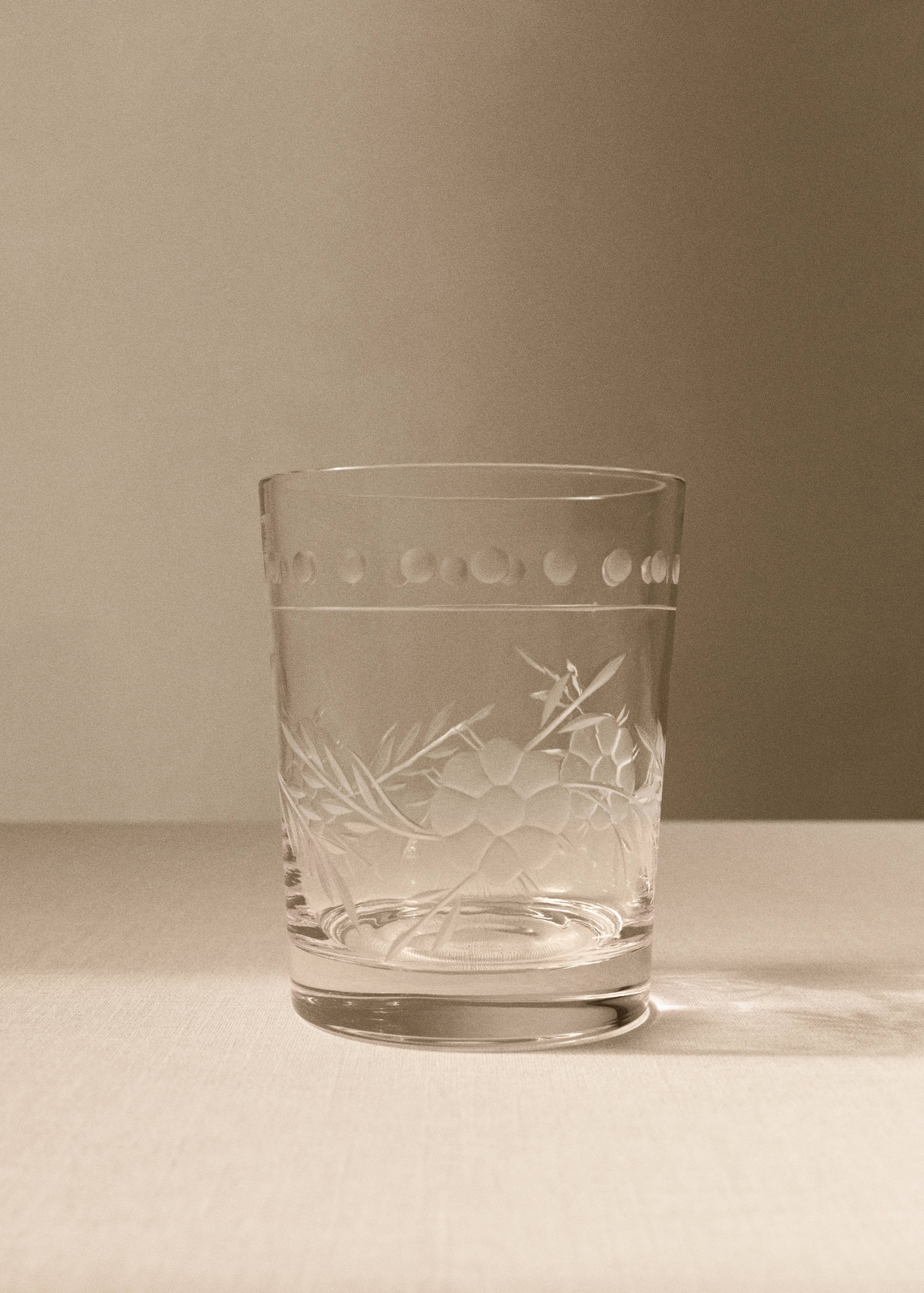 Cut glass tumbler with floral design - General plane