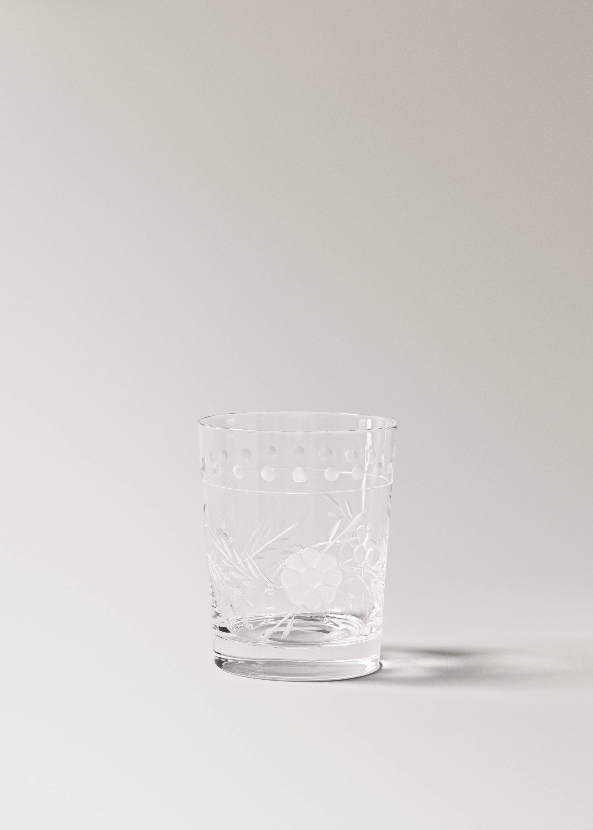 Cut glass tumbler with floral design - Article without model