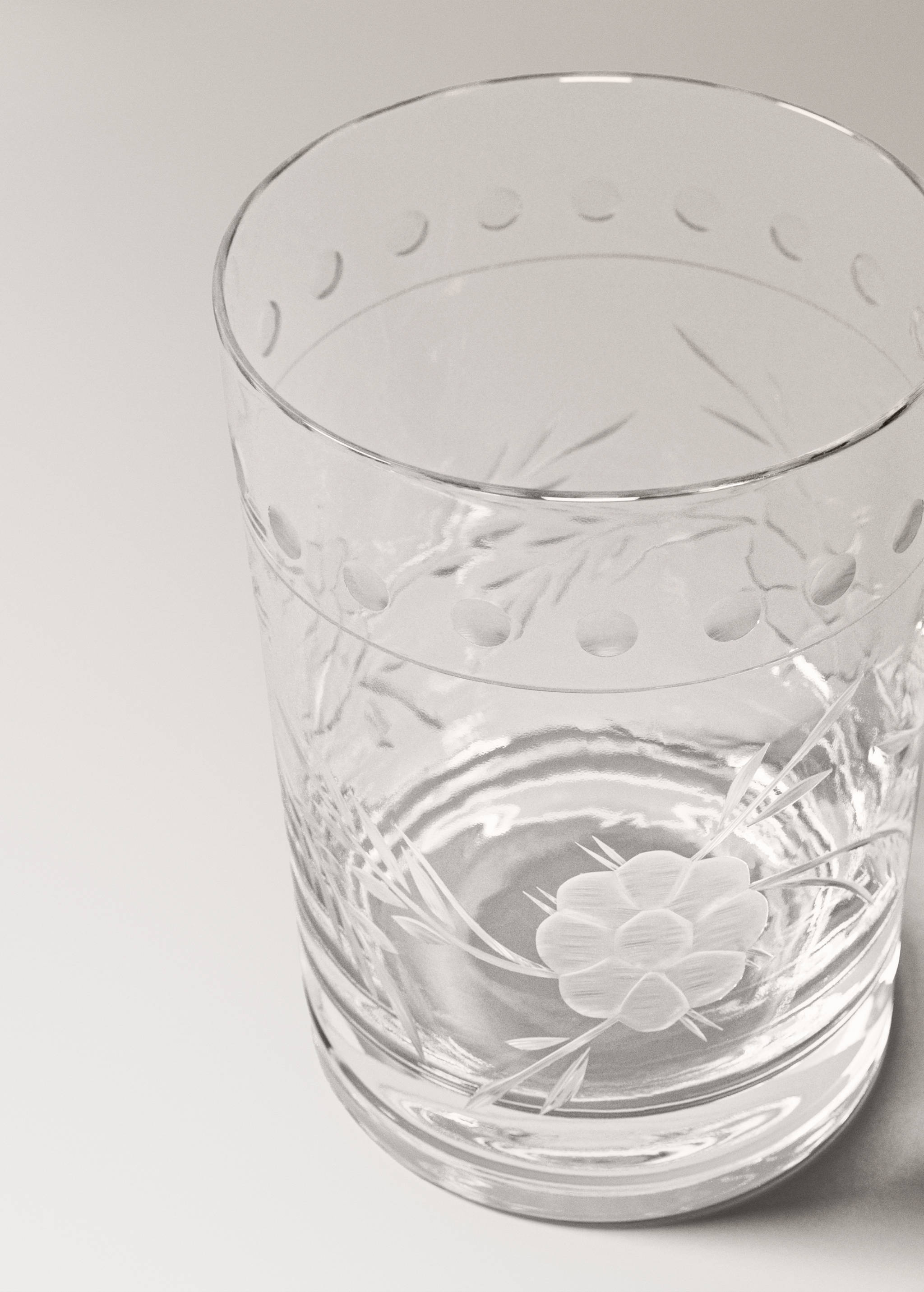 Cut glass tumbler with floral design - Details of the article 1