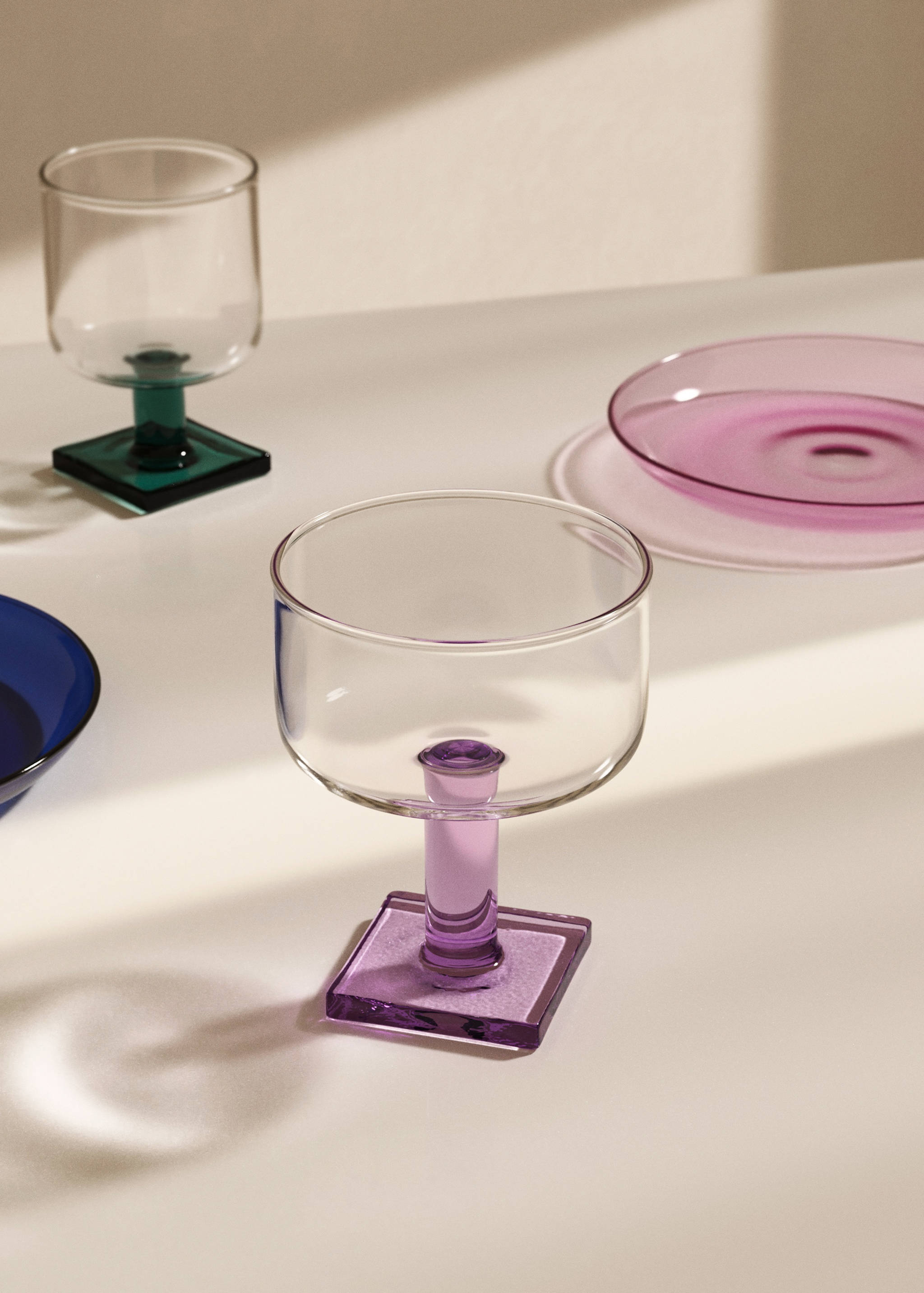 Kieliszek ze szkła borokrzemianowego z kolorową podstawą - Plan ogólny