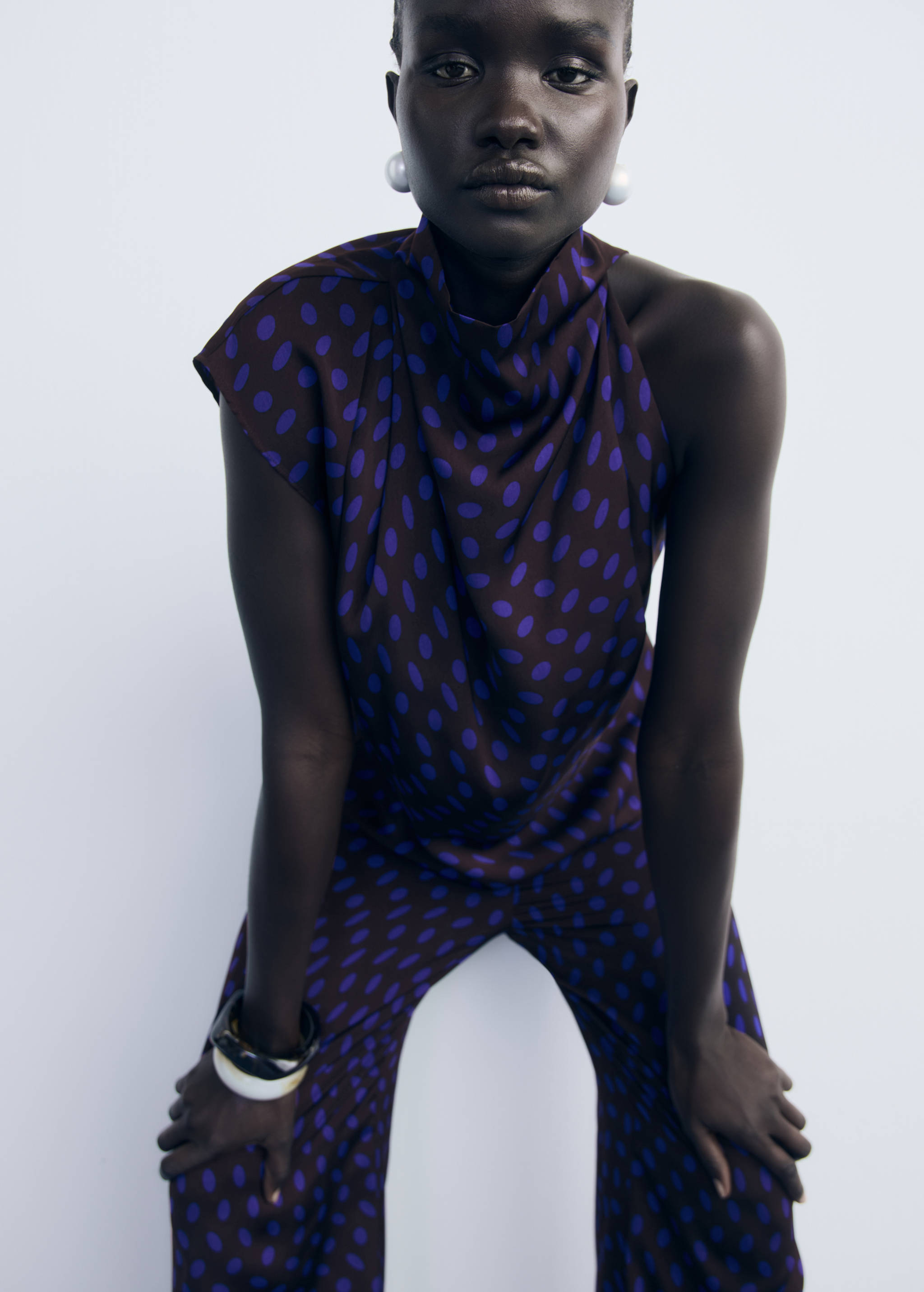 Polka-dot blouse with draped collar - Medium plane