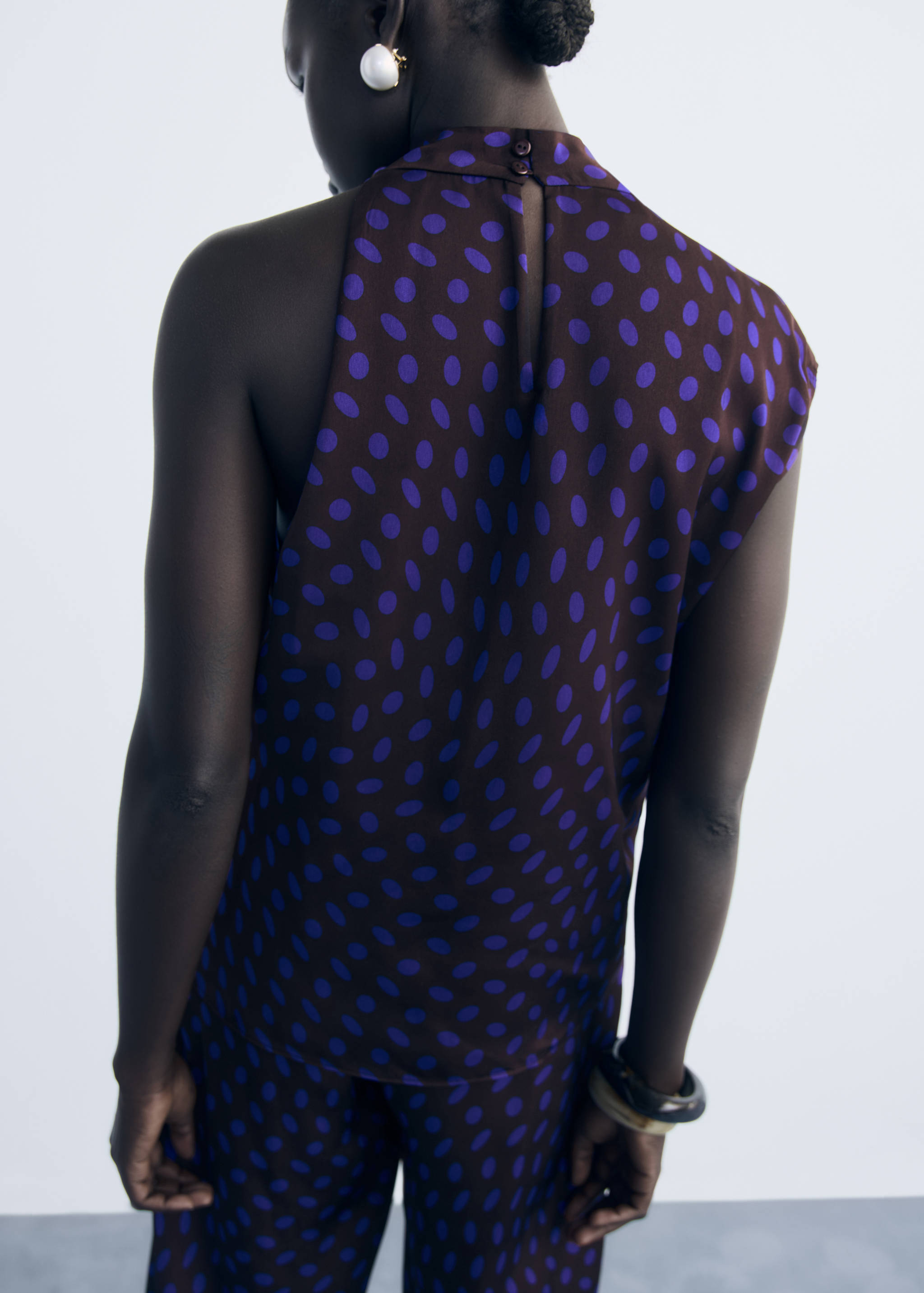 Polka-dot blouse with draped collar - Reverse of the article