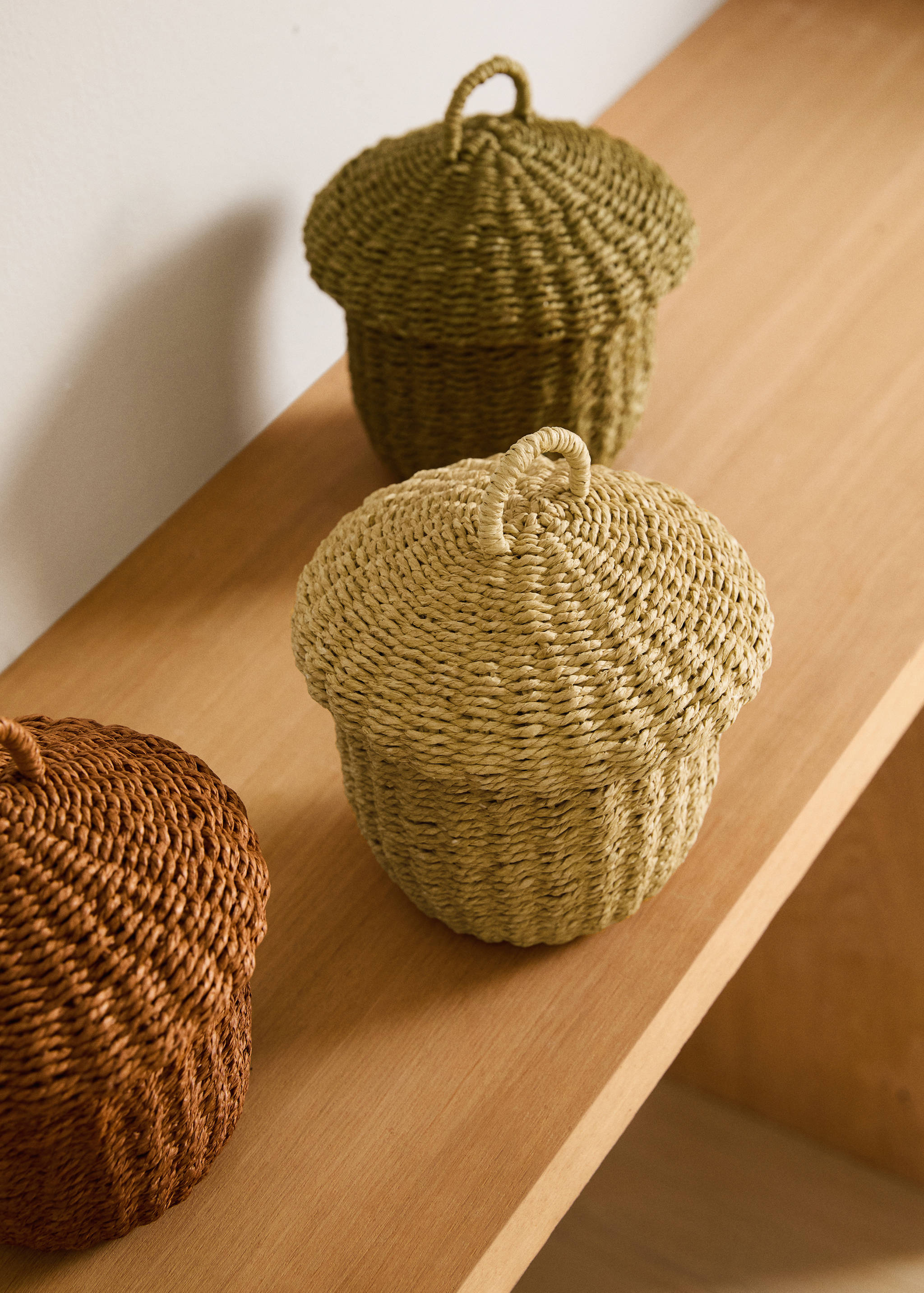 Children’s paper basket with acorn design - General plane