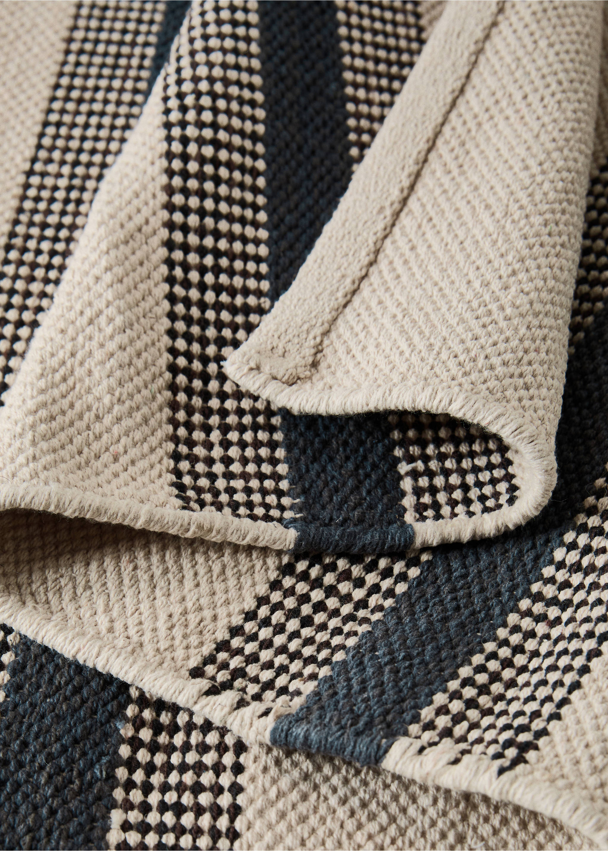 Cotton rug with striped design - Details of the article 1, Night Blue. Ref: 17024786-00.