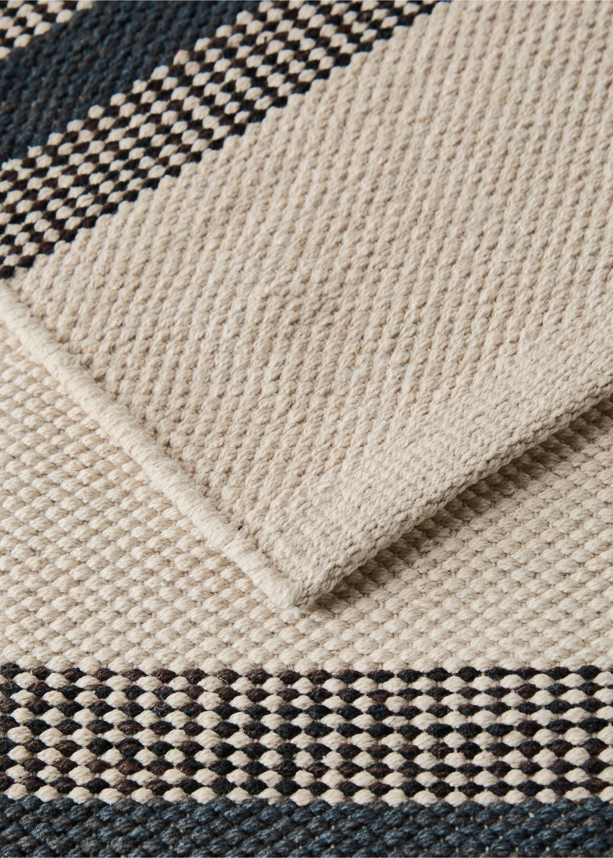 Cotton rug with striped design - Details of the article 2, Night Blue. Ref: 17024786-00.