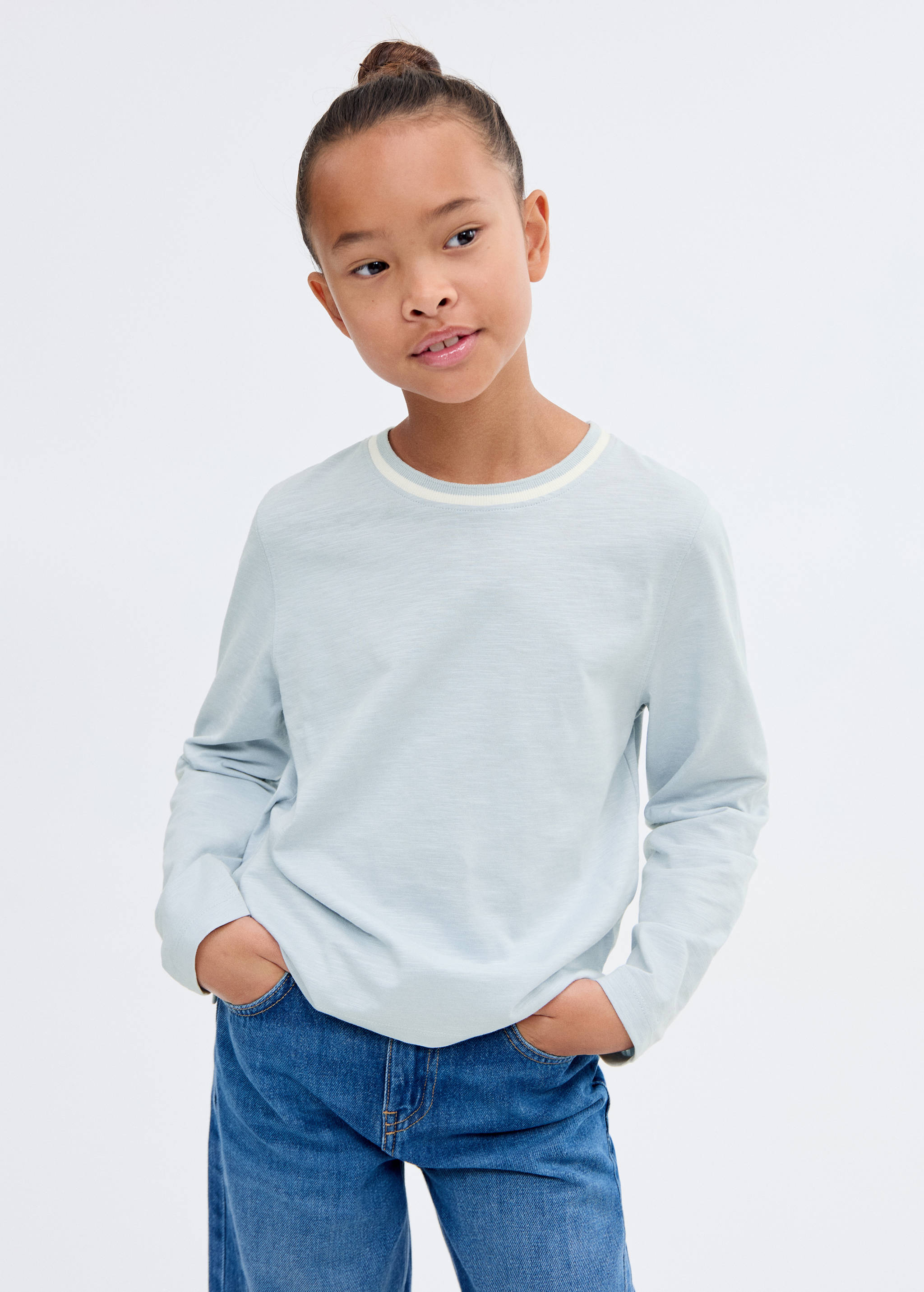 Camiseta cuello contraste - Plano medio