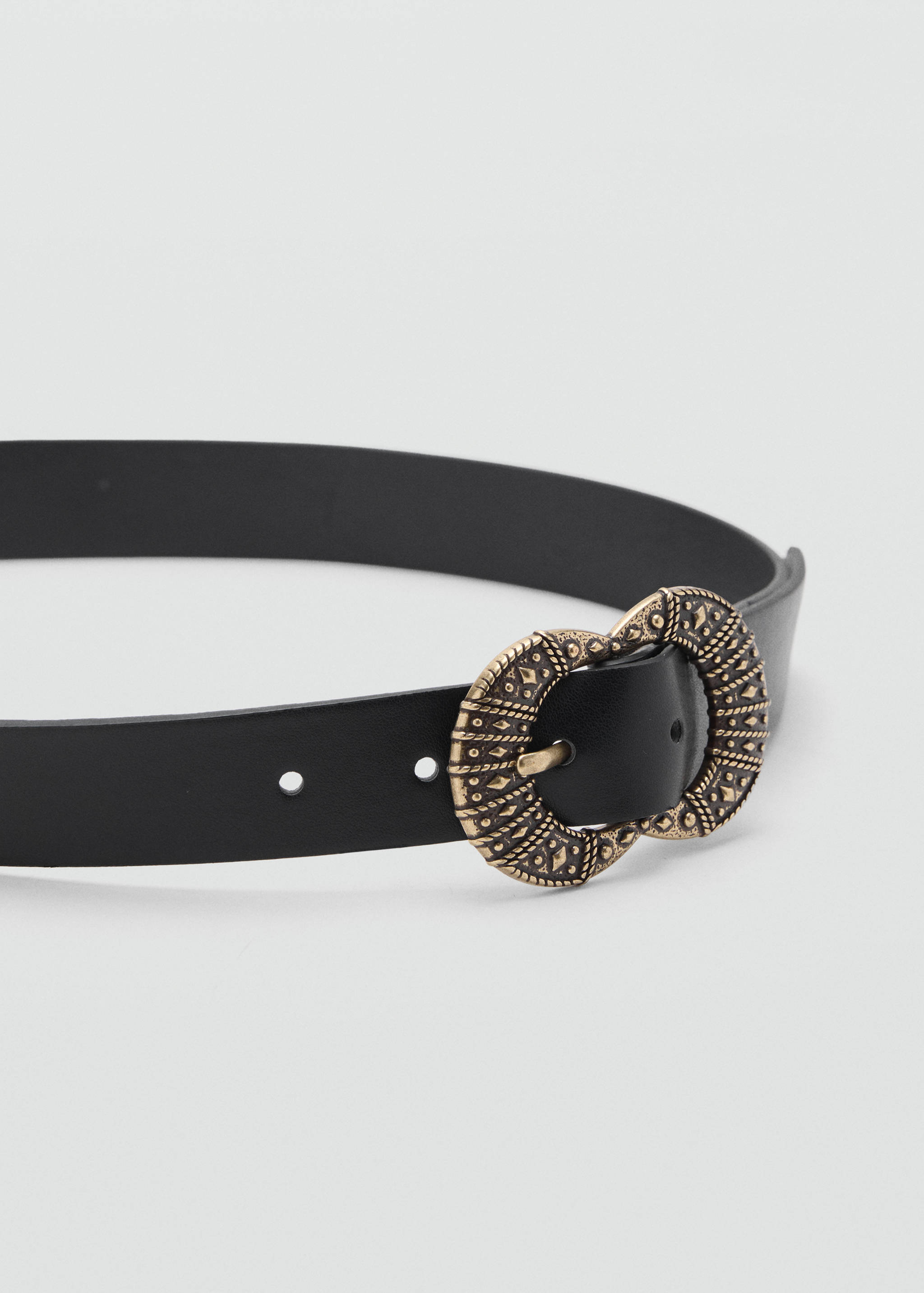 Ремень с гравированной пряжкой - Средний план