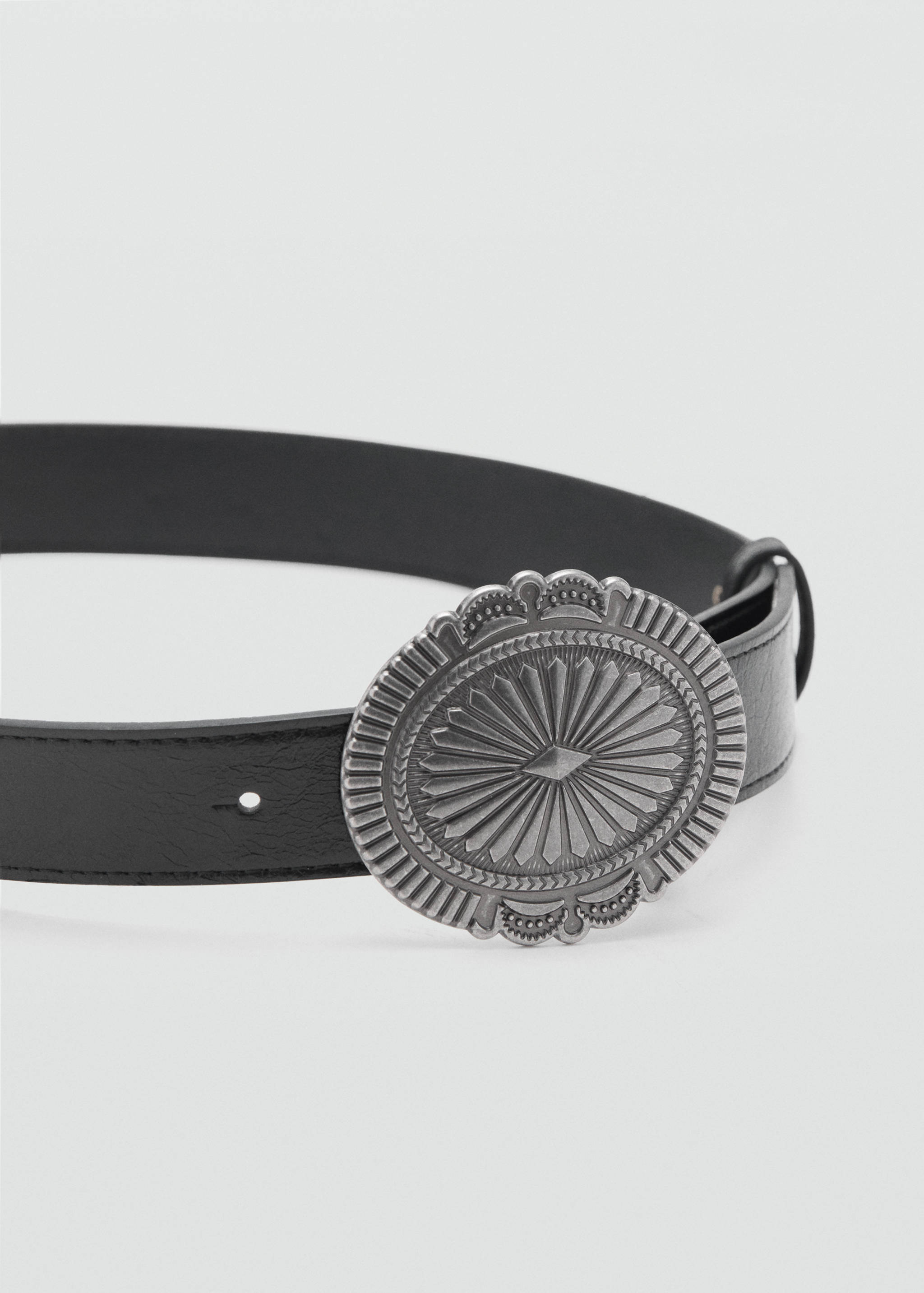 Ceinture boucle gravée - Plan moyen