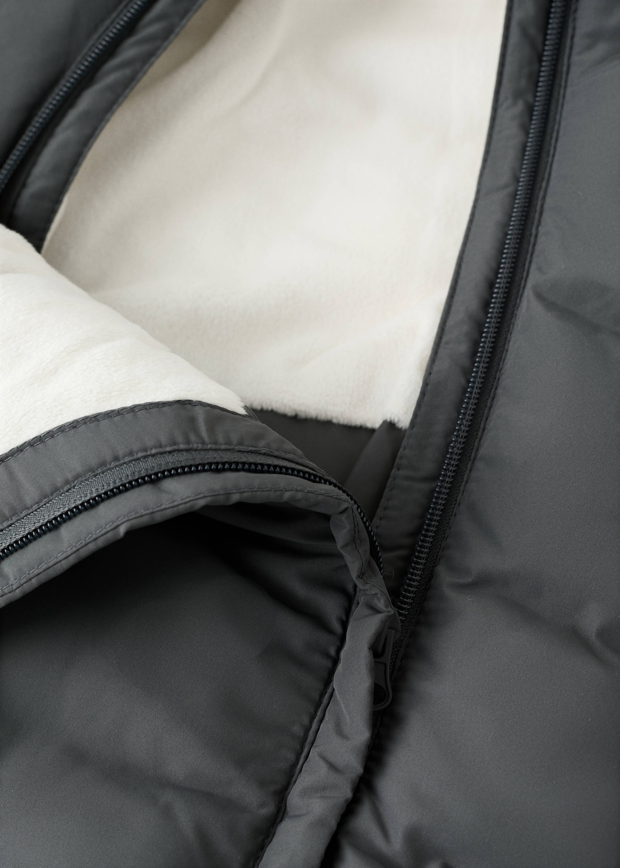 Babygro acolchoado com capuz de pelo - Pormenor do artigo 0