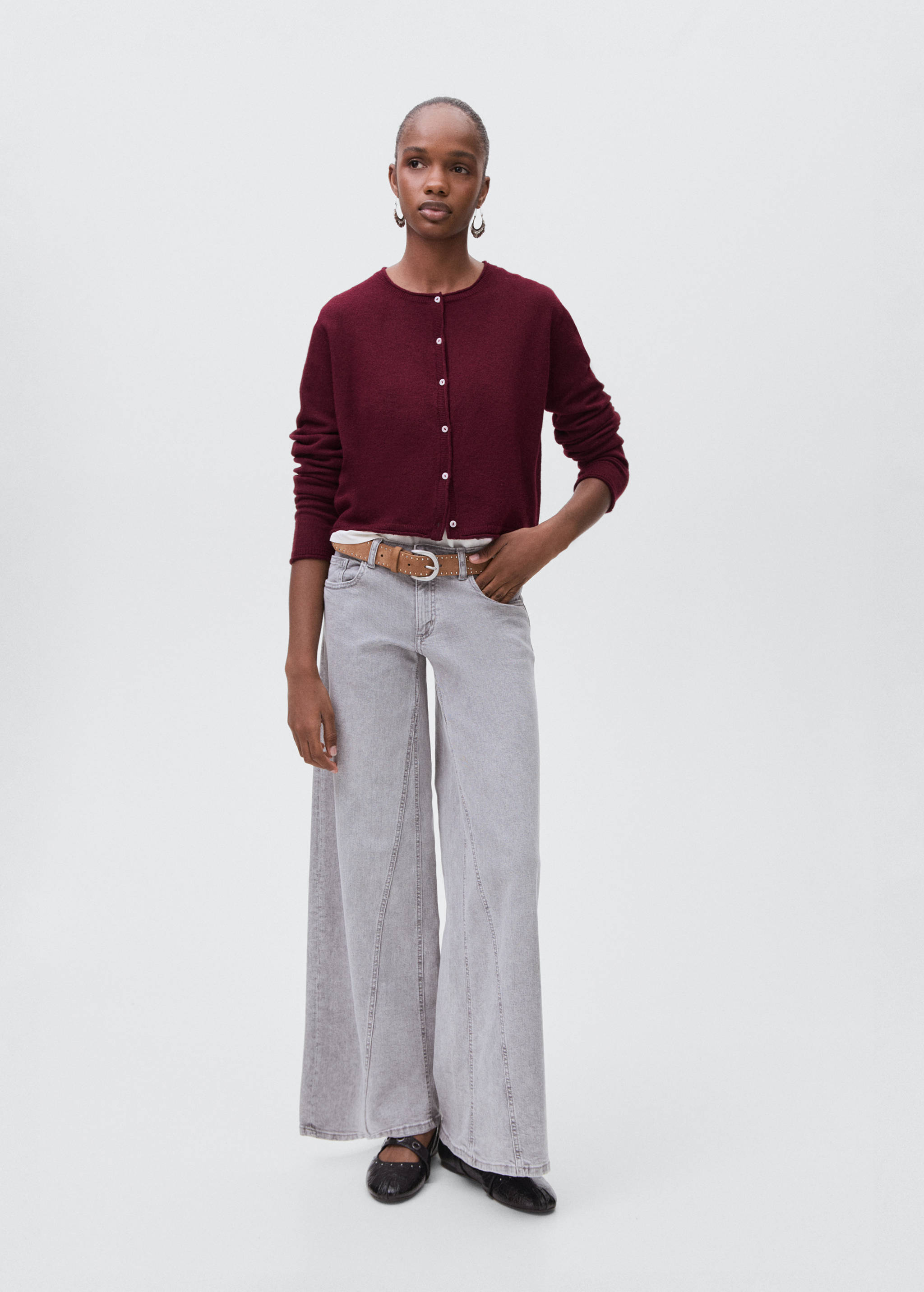 Вязаный кардиган с пуговицами - Общий план