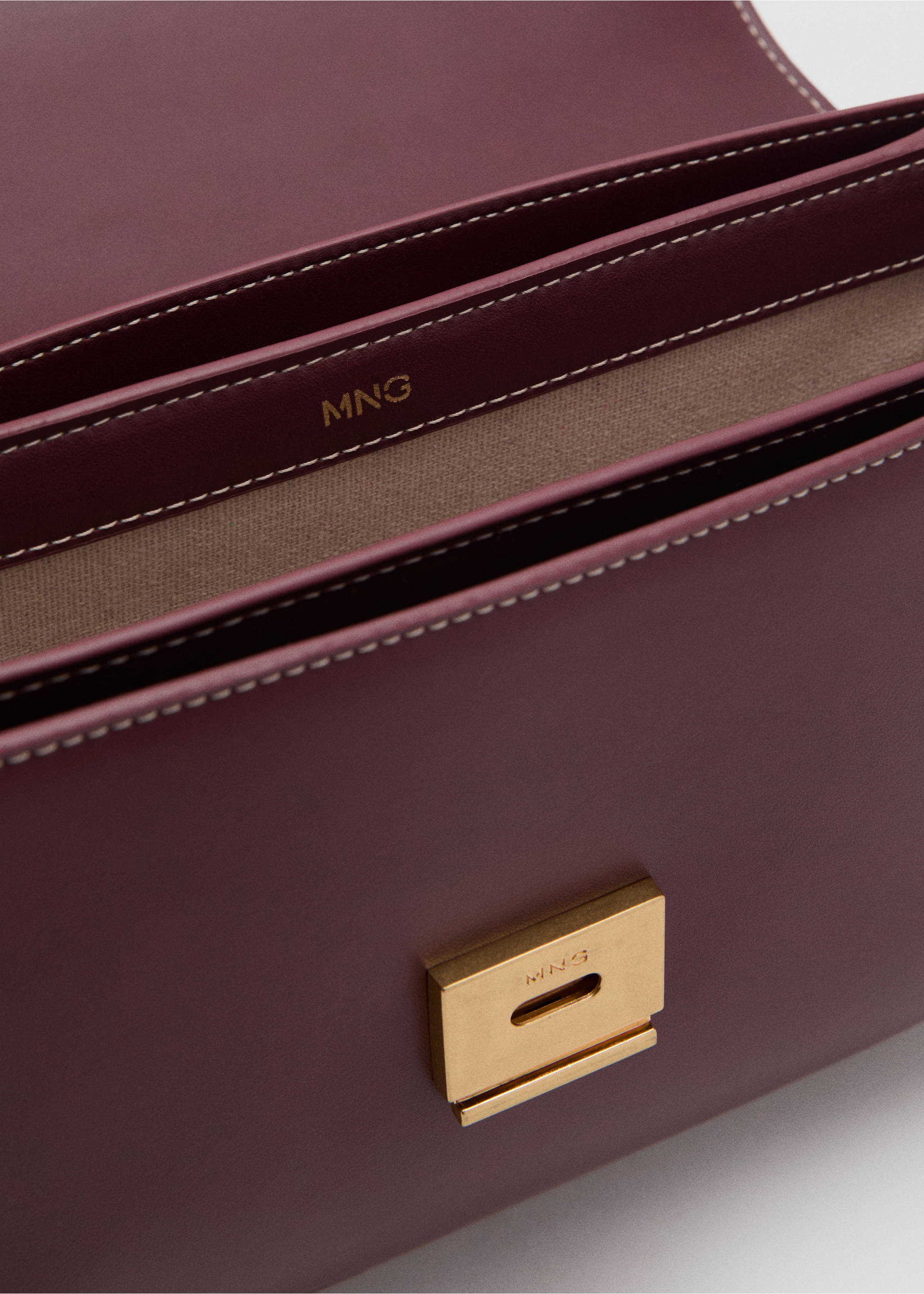 Crossbody bag with flap - Details of the article 2, Burgundy. Ref: 17025797-00.