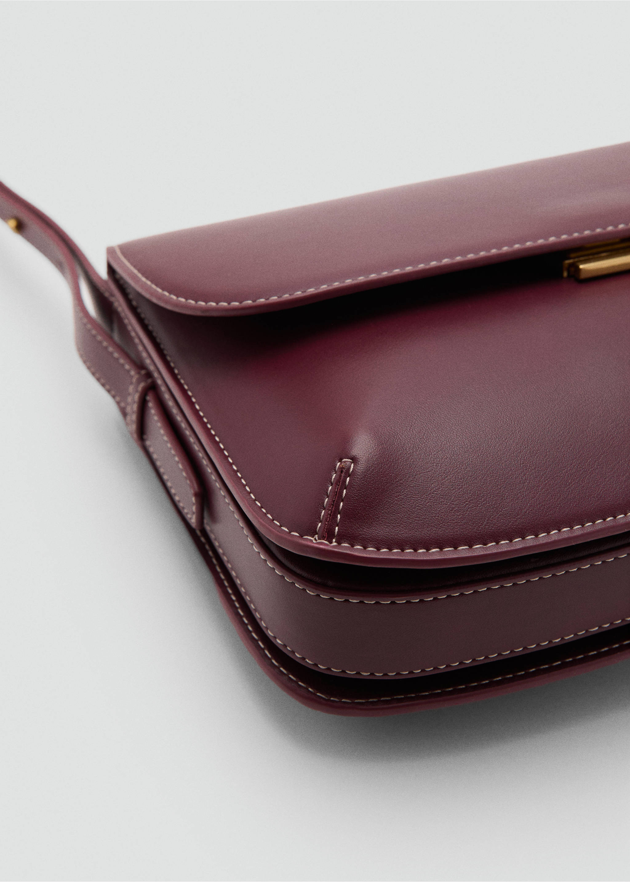 Crossbody bag with flap - Details of the article 3, Burgundy. Ref: 17025797-00.