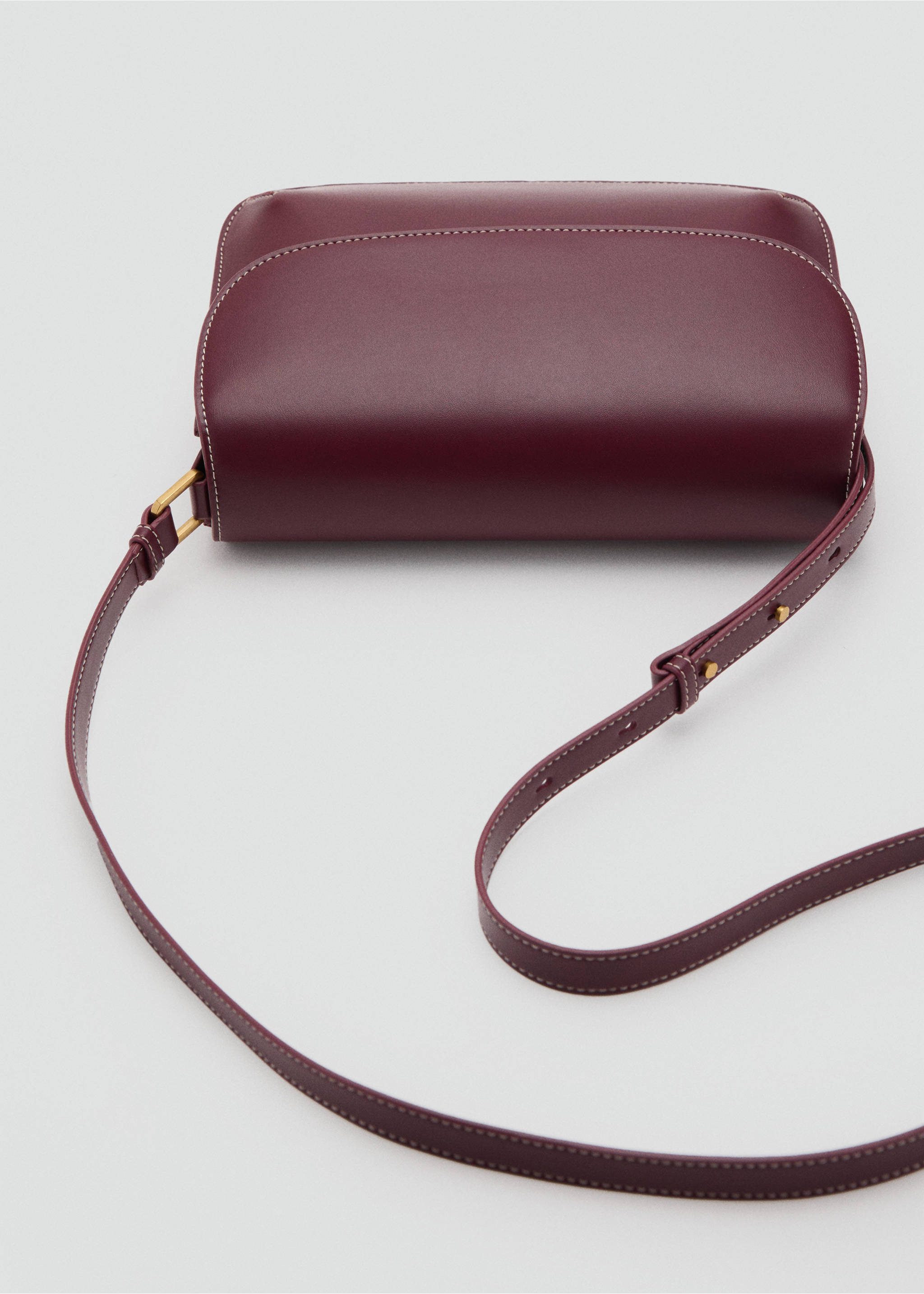 Crossbody bag with flap - Details of the article 4, Burgundy. Ref: 17025797-00.