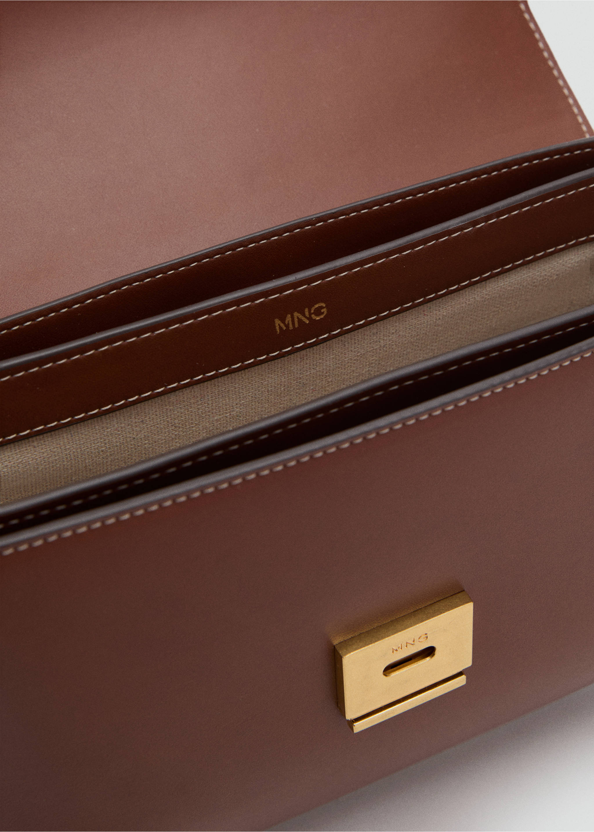 Crossbody bag with flap - Details of the article 2, Leather. Ref: 17025797-00.