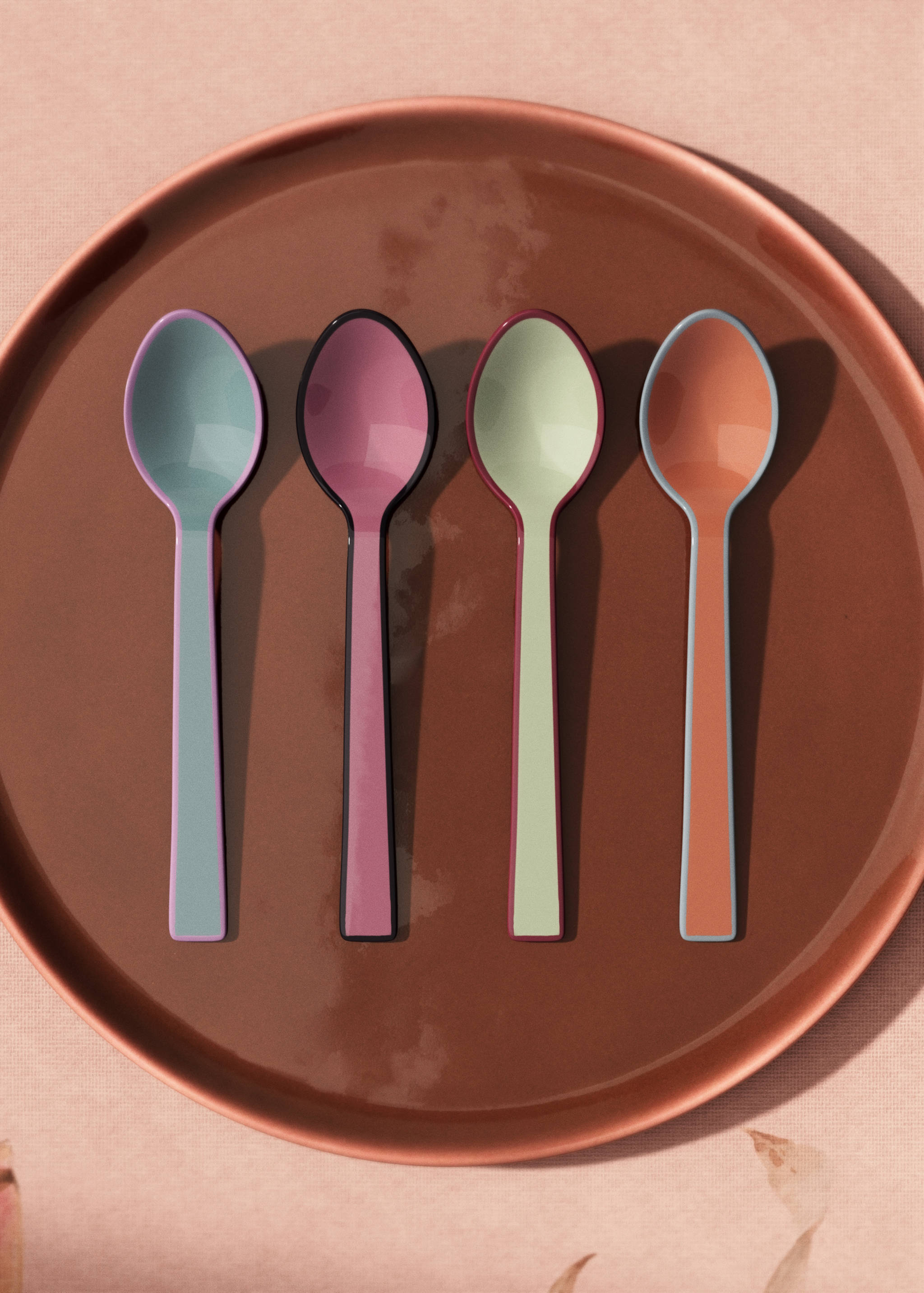 Zestaw 4 kolorowych łyżeczek deserowych - Plan ogólny