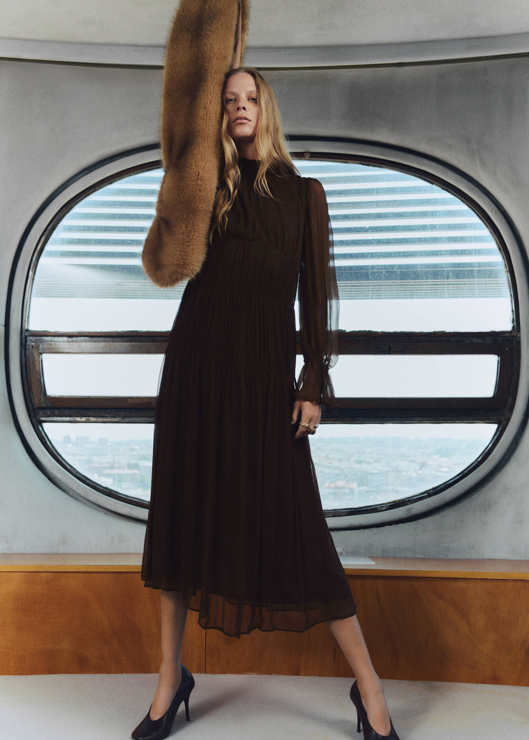 Ruffled dress with puffed sleeves - General plane