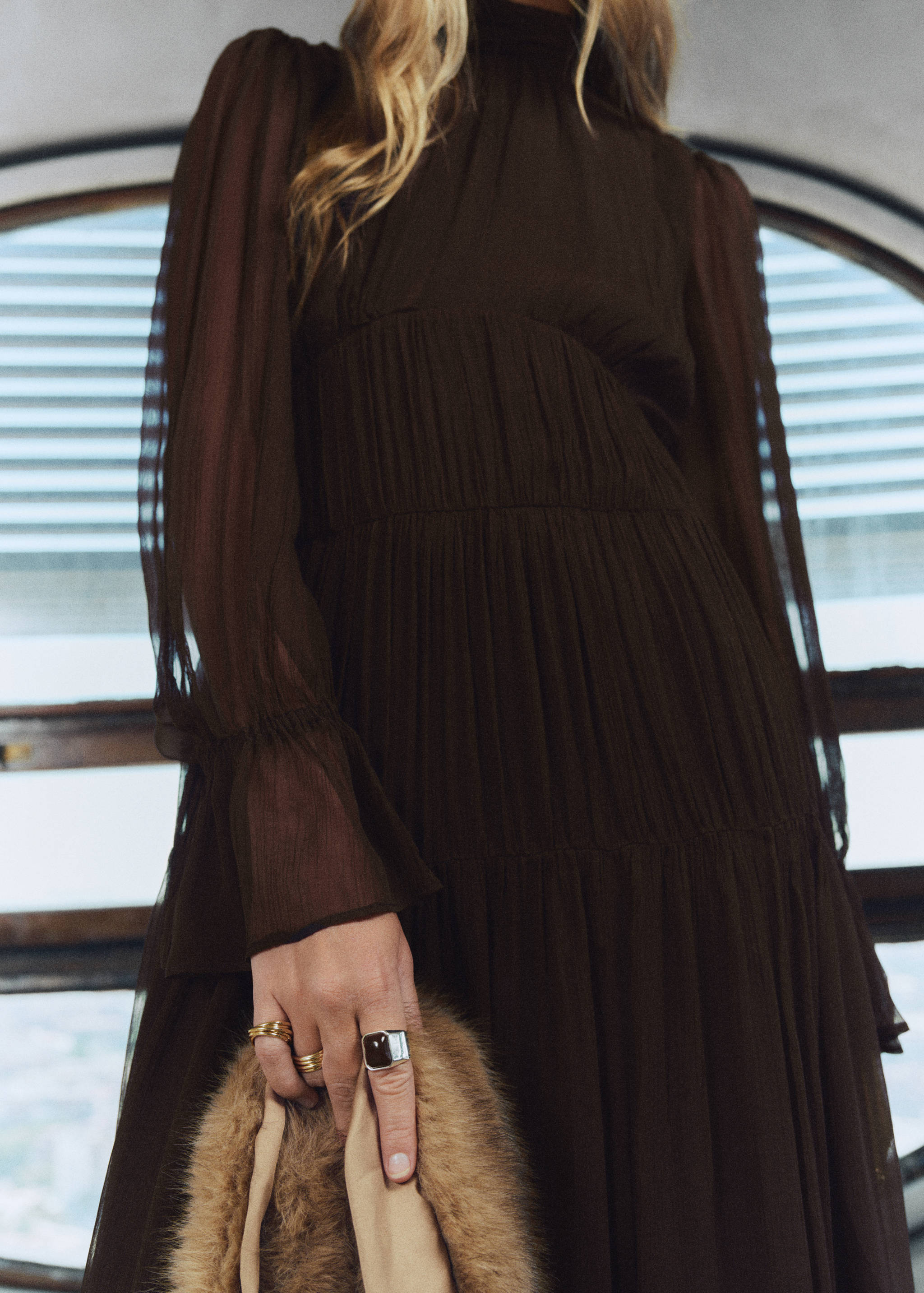 Ruffled dress with puffed sleeves - Medium plane