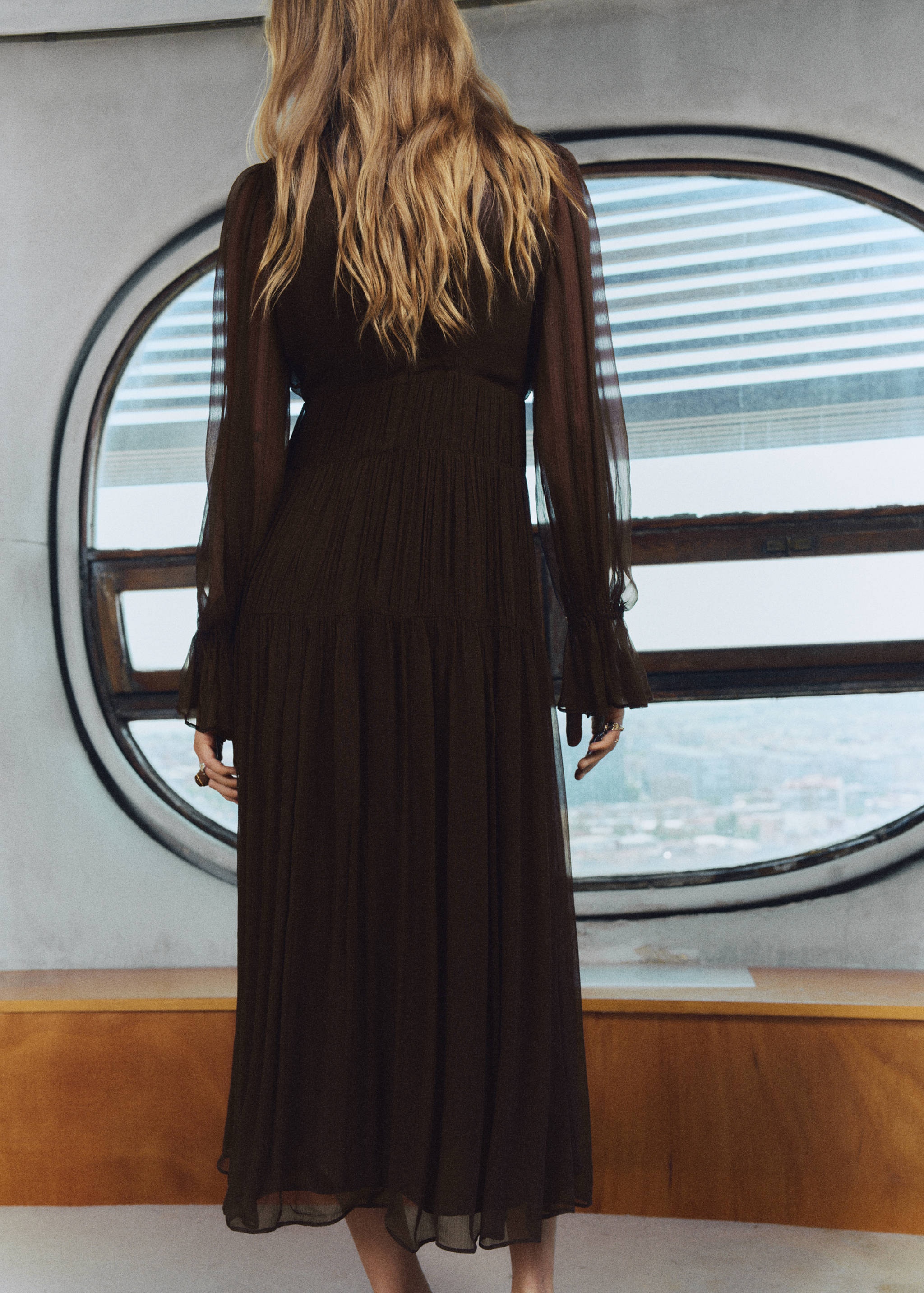 Ruffled dress with puffed sleeves - Reverse of the article