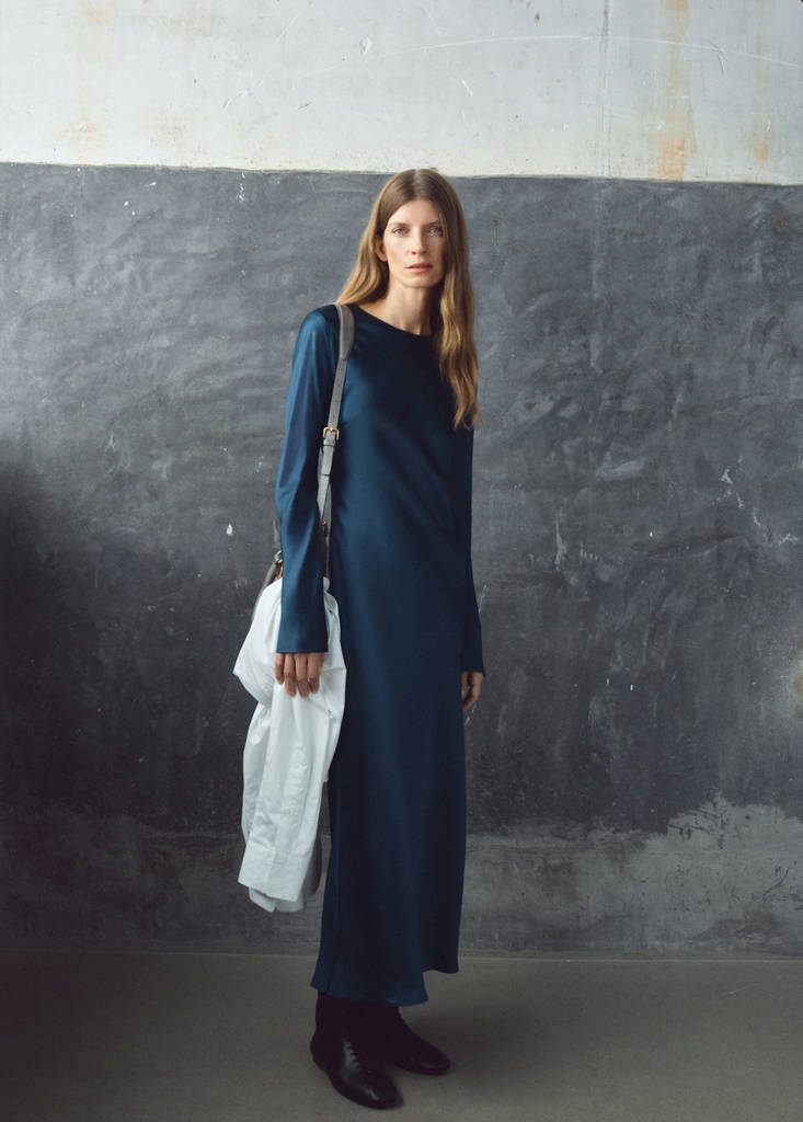 MANGO - Robe longue satinée bleu marine - XS