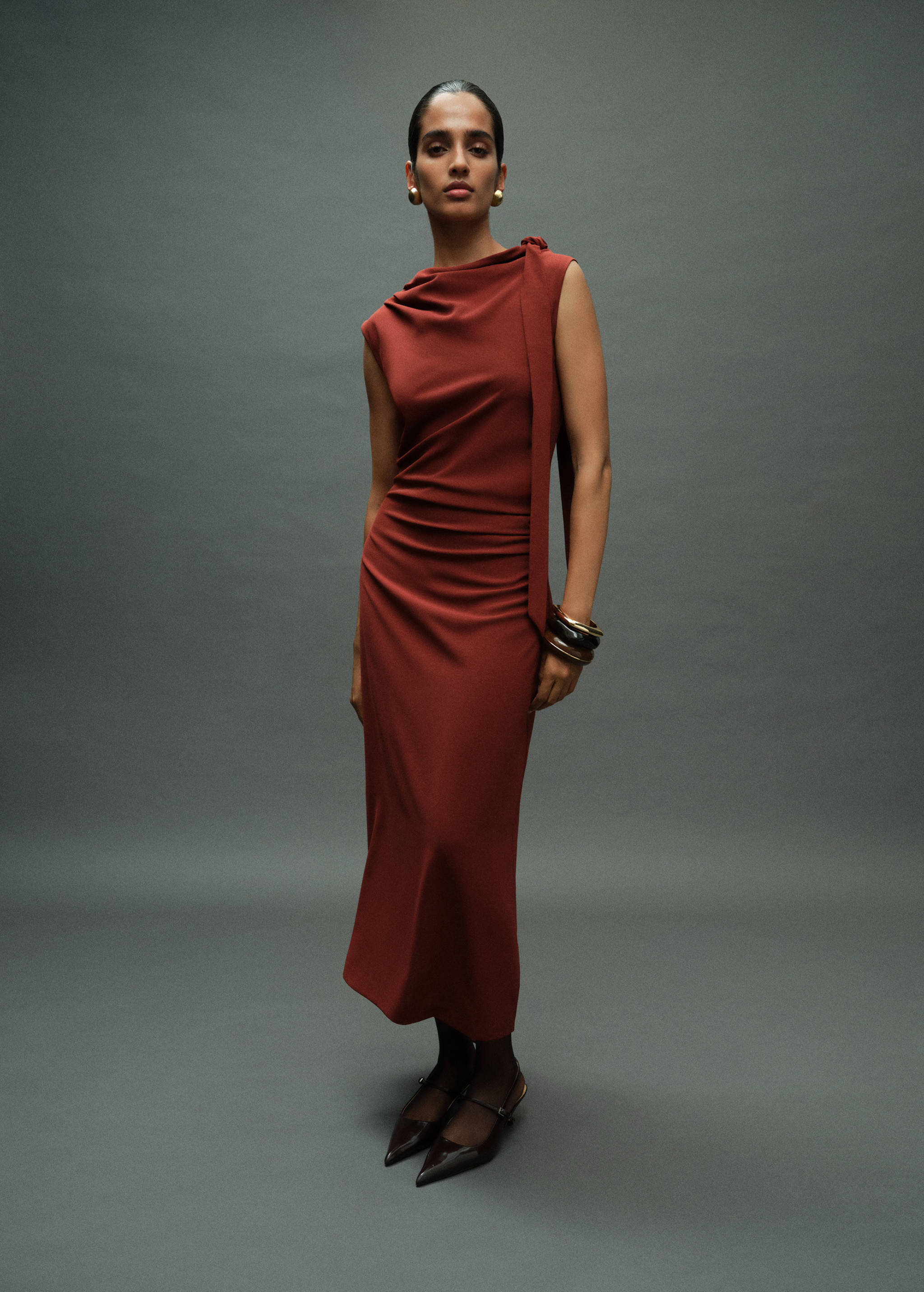 Ráncolt ruha csomóval díszítve - Általános sík