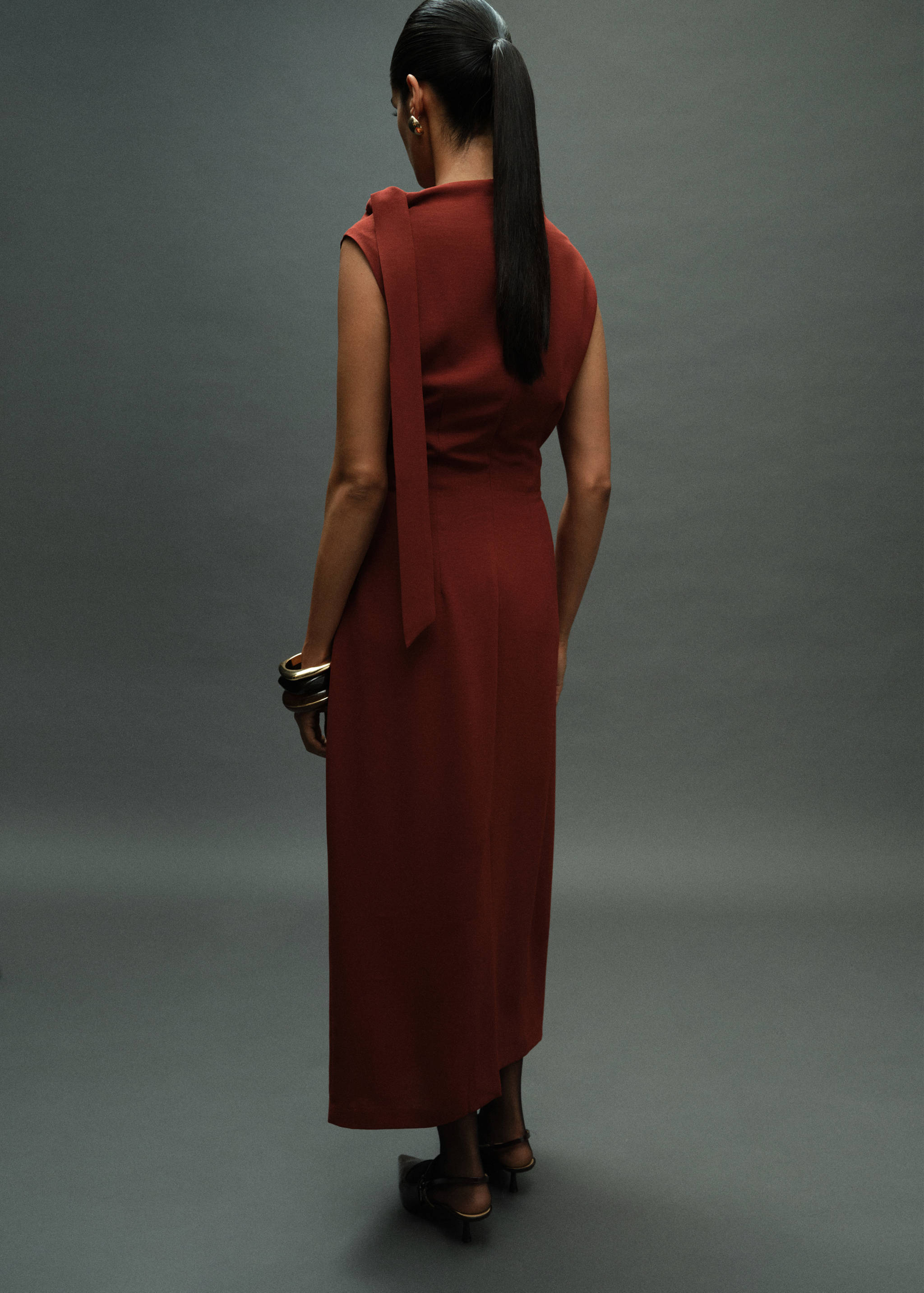 Rynkad klänning med knytdetalj - Artikelns baksida