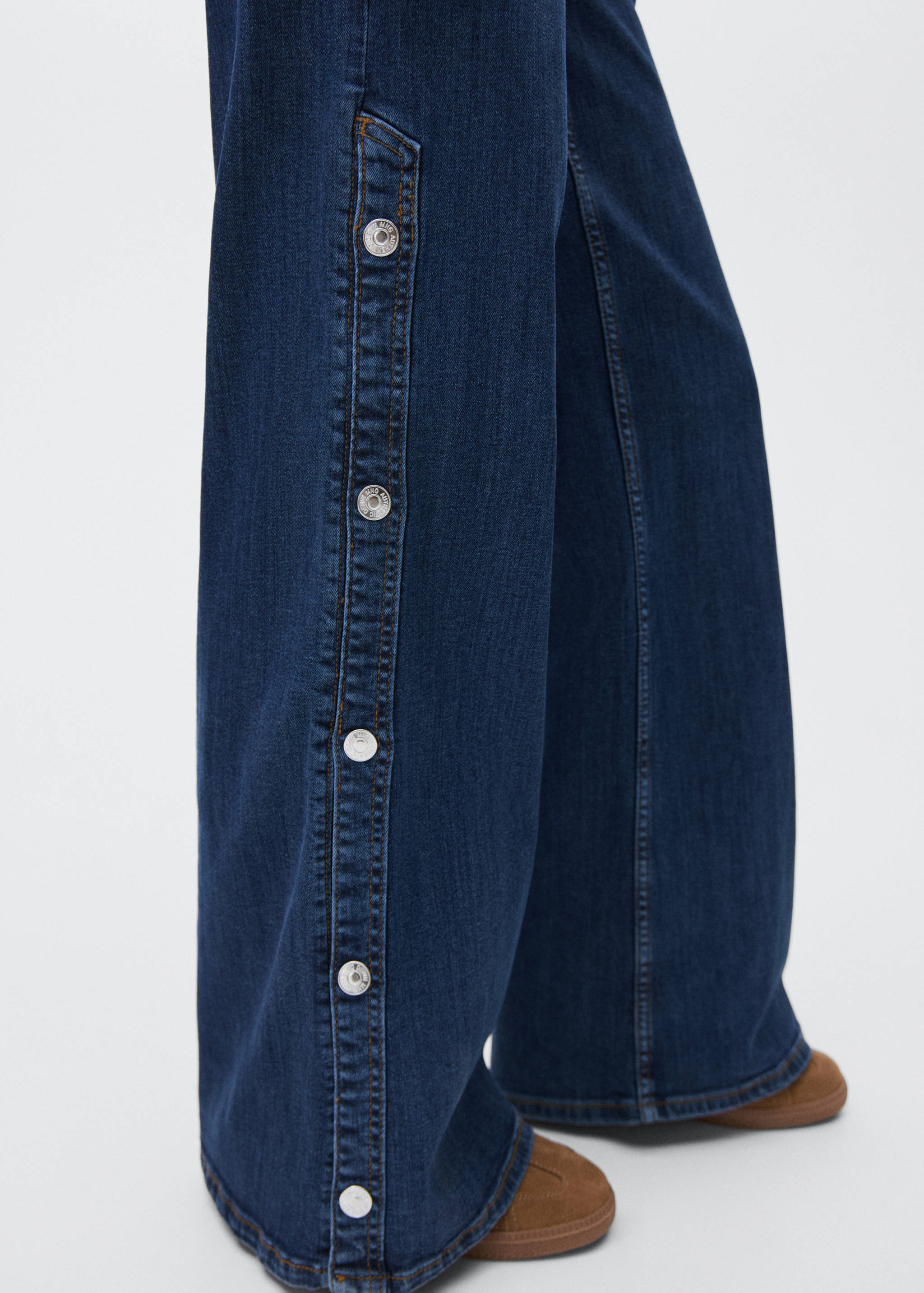 Wide leg jeans with cut-out - Details of the article 6