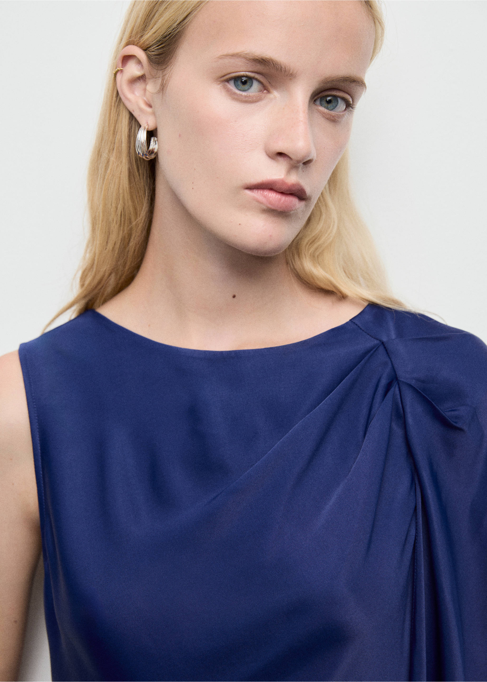 Asymmetrical satin dress - Details of the article 1, Navy. Ref: 17025831-00.