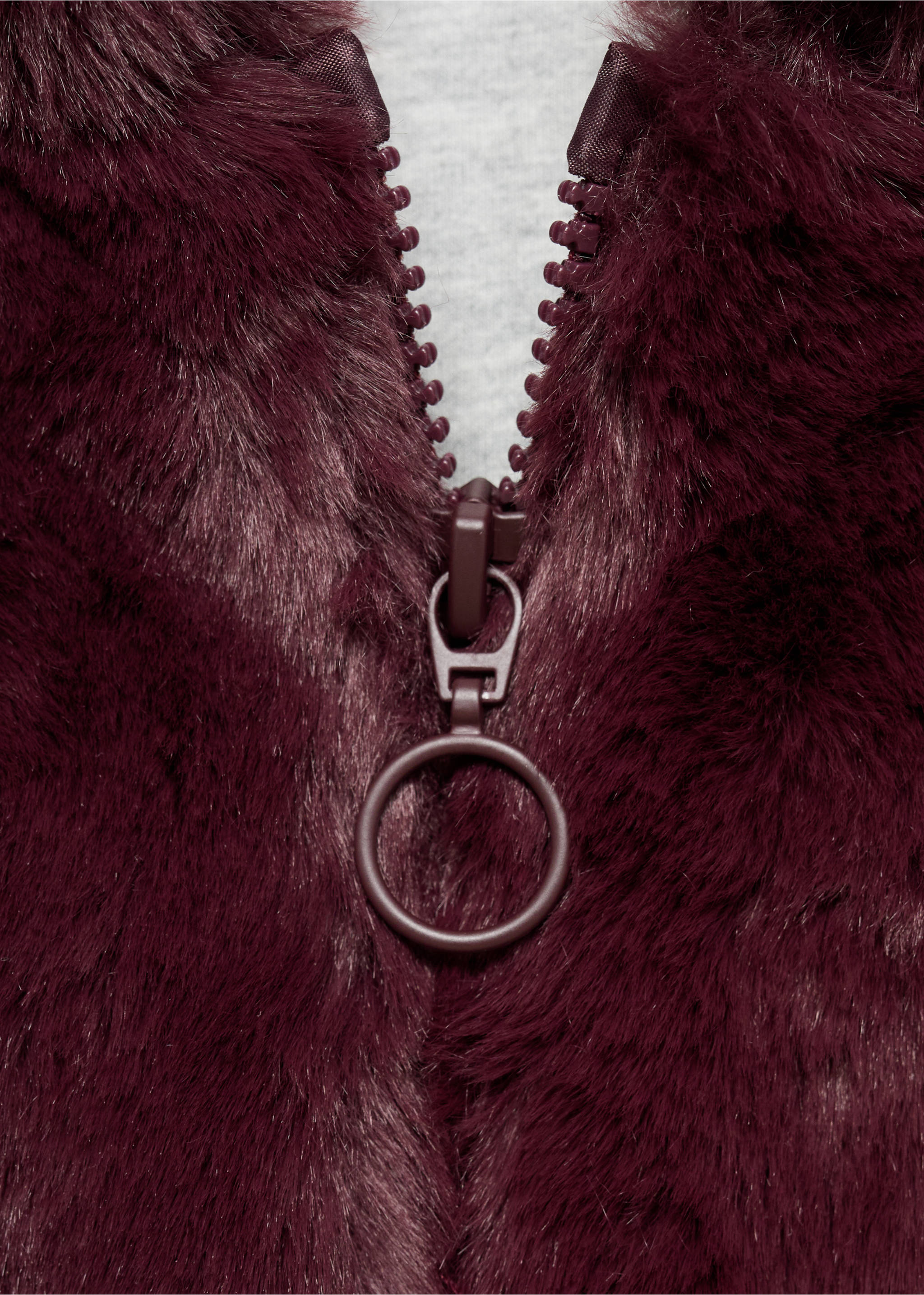 Manteau imitation fourrure à capuche - Détail de l'article 8, Lie de vin. Ref: 17025972-00.